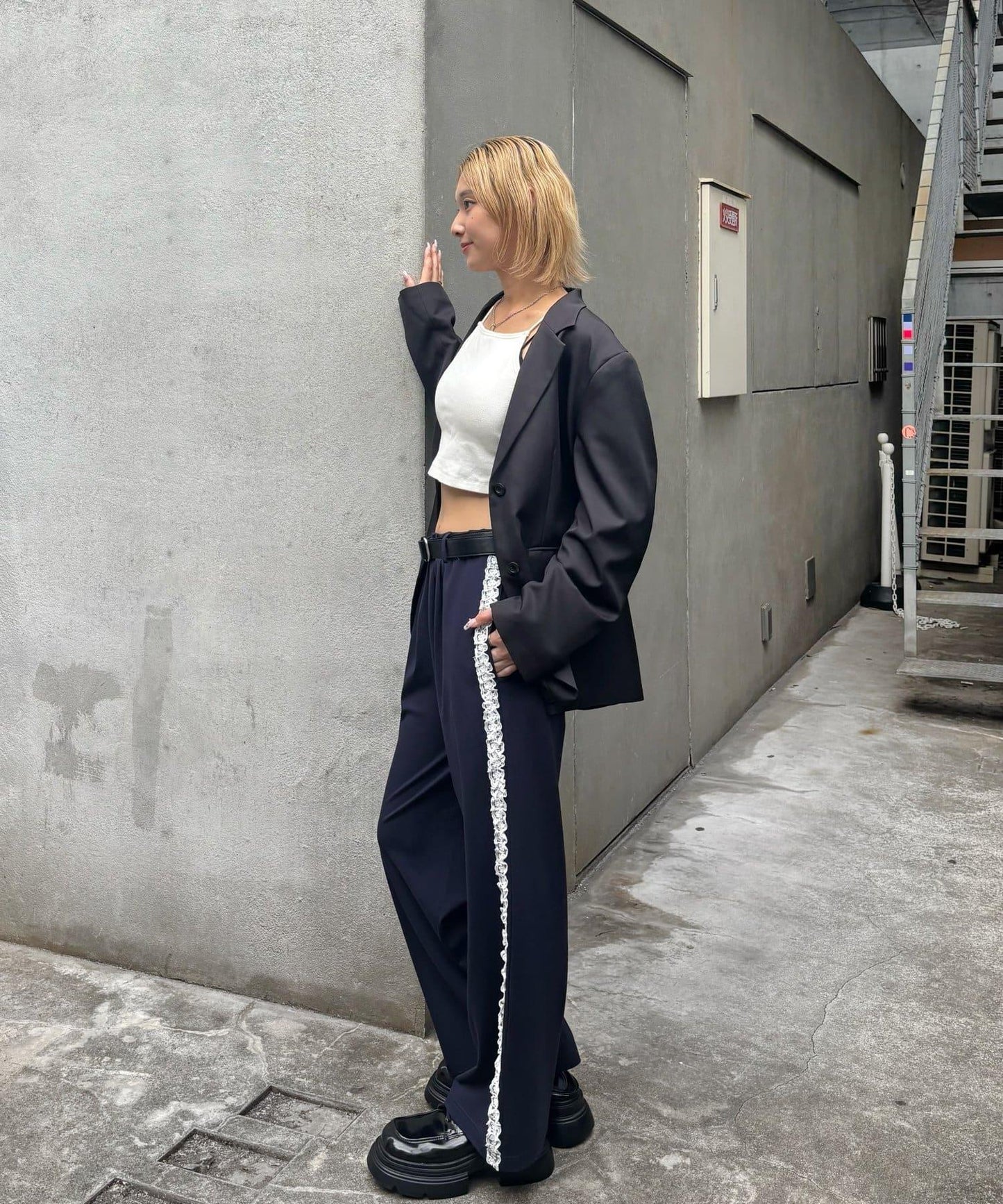 【WHO'S WHO gallery】側邊蕾絲拼接長褲