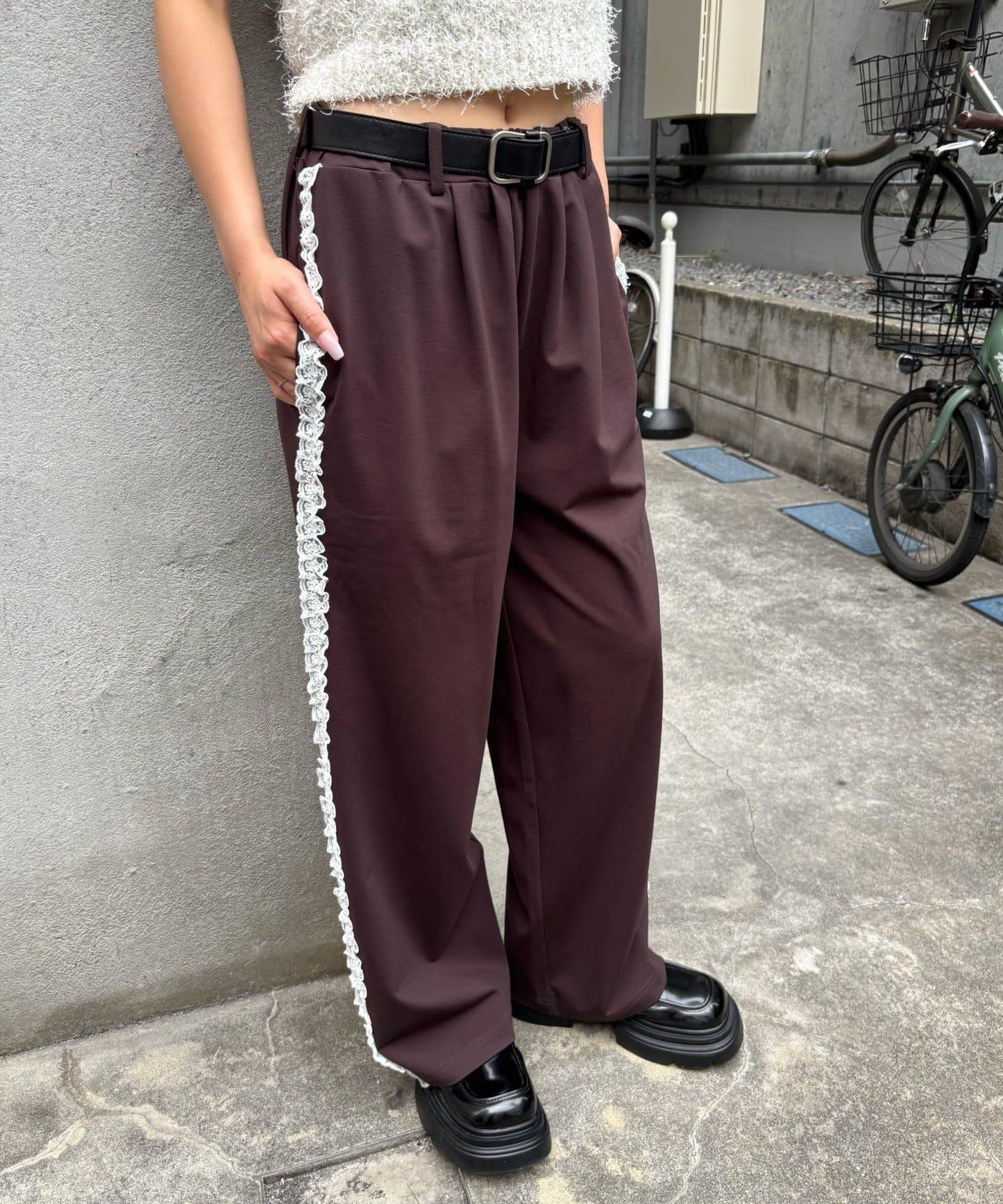 【WHO'S WHO gallery】側邊蕾絲拼接長褲