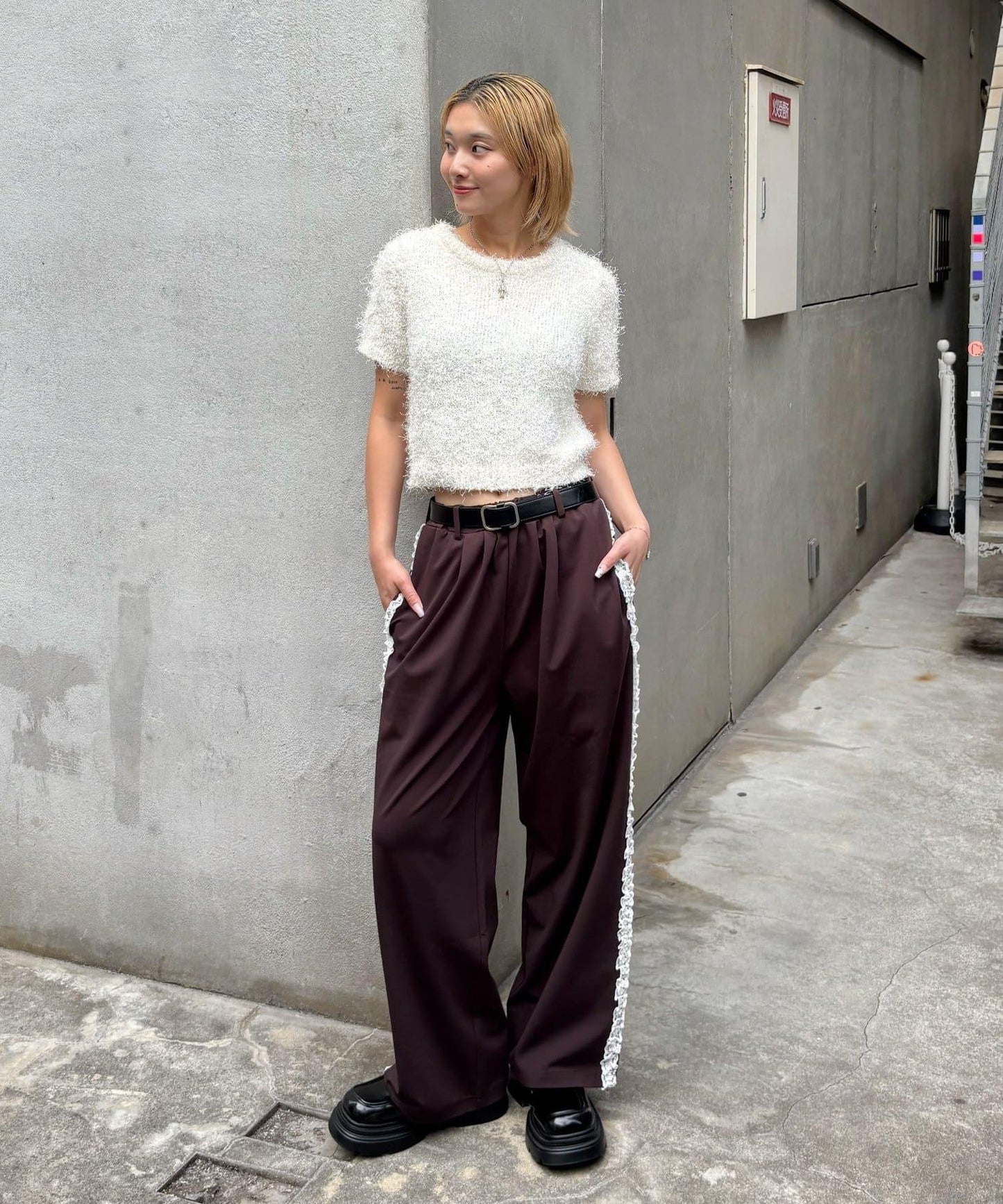 【WHO'S WHO gallery】側邊蕾絲拼接長褲