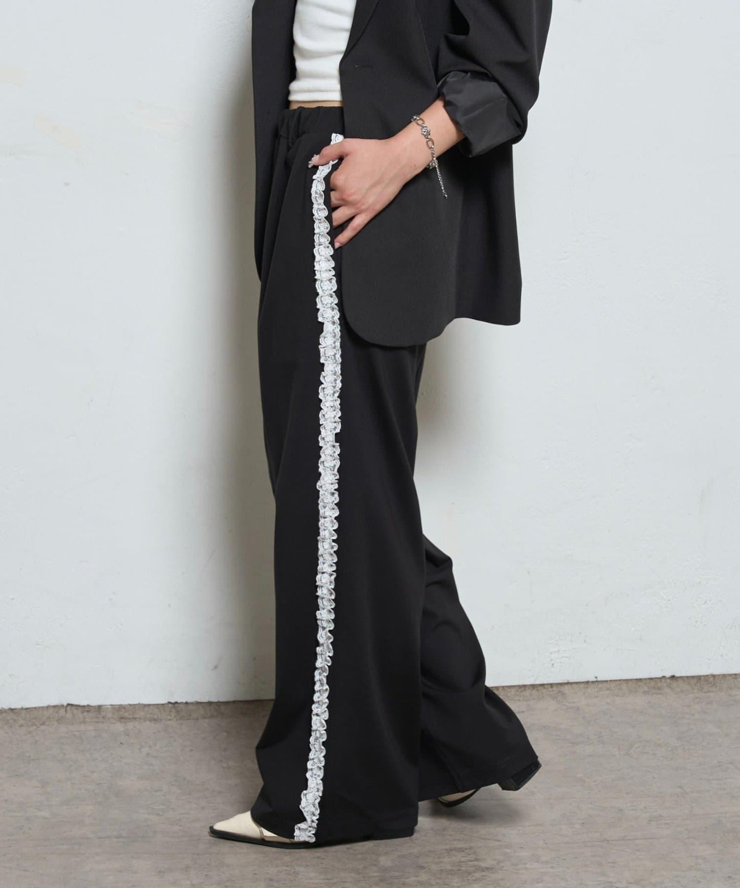 【WHO'S WHO gallery】側邊蕾絲拼接長褲