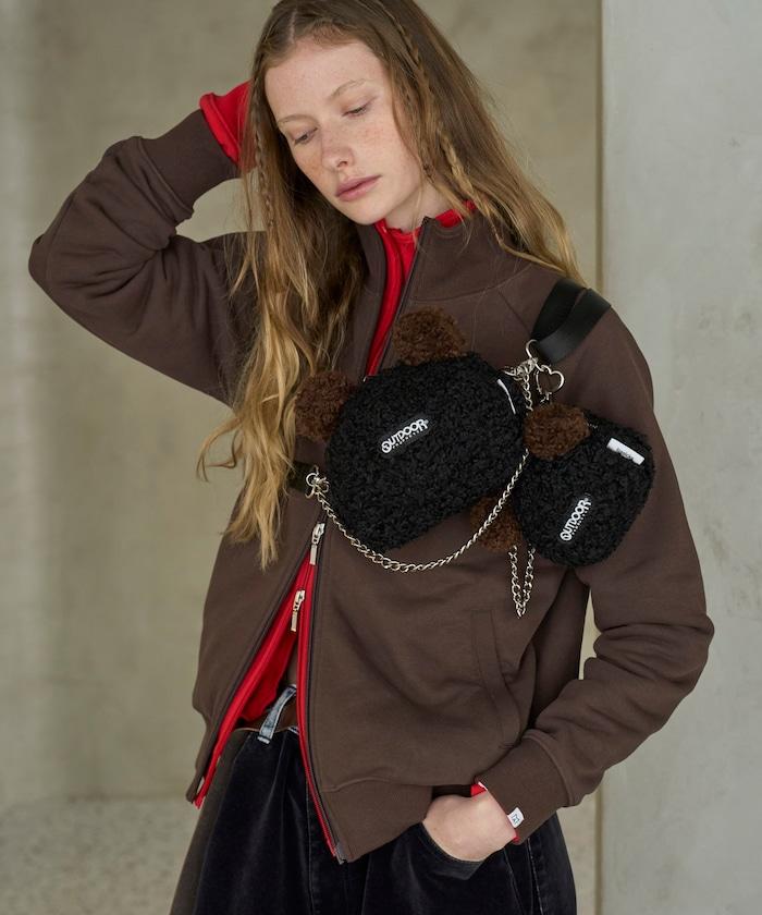 x BASICKS 仿羊羔絨小熊掛飾包