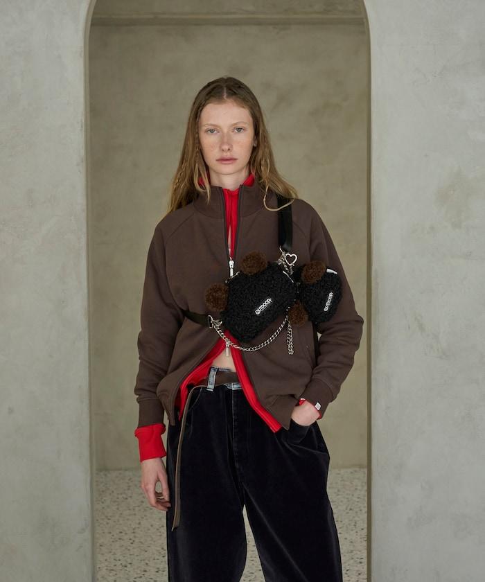 x BASICKS 仿羊羔絨小熊掛飾包