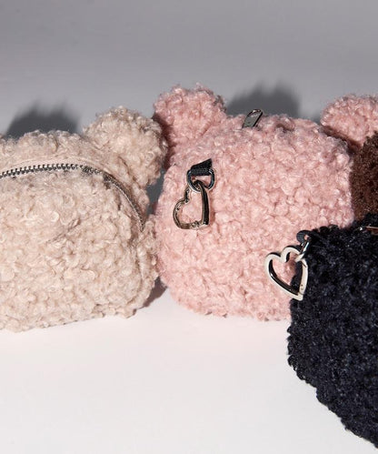 x BASICKS 仿羊羔絨小熊掛飾包