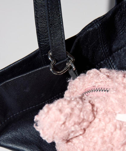 x BASICKS 仿羊羔絨小熊掛飾包