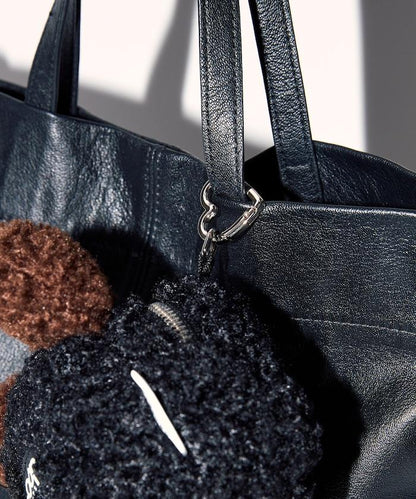 x BASICKS 仿羊羔絨小熊掛飾包