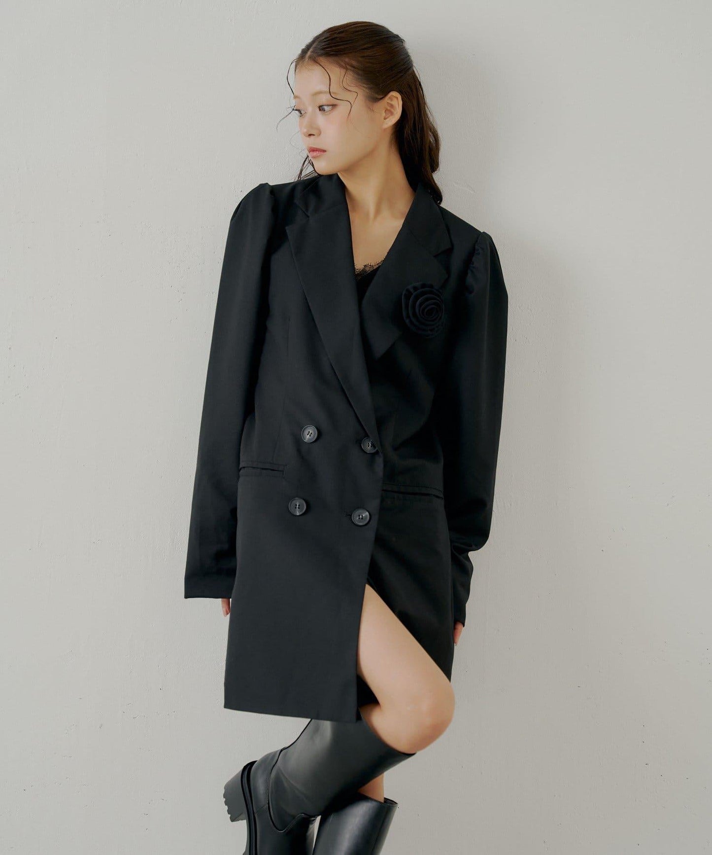 【Chico】帶玫瑰花胸針的蓬鬆長款夾克