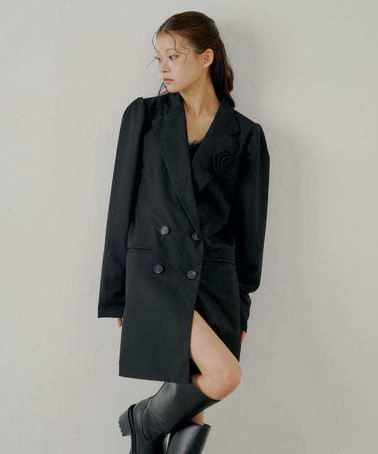 【Chico】帶玫瑰花胸針的蓬鬆長款夾克