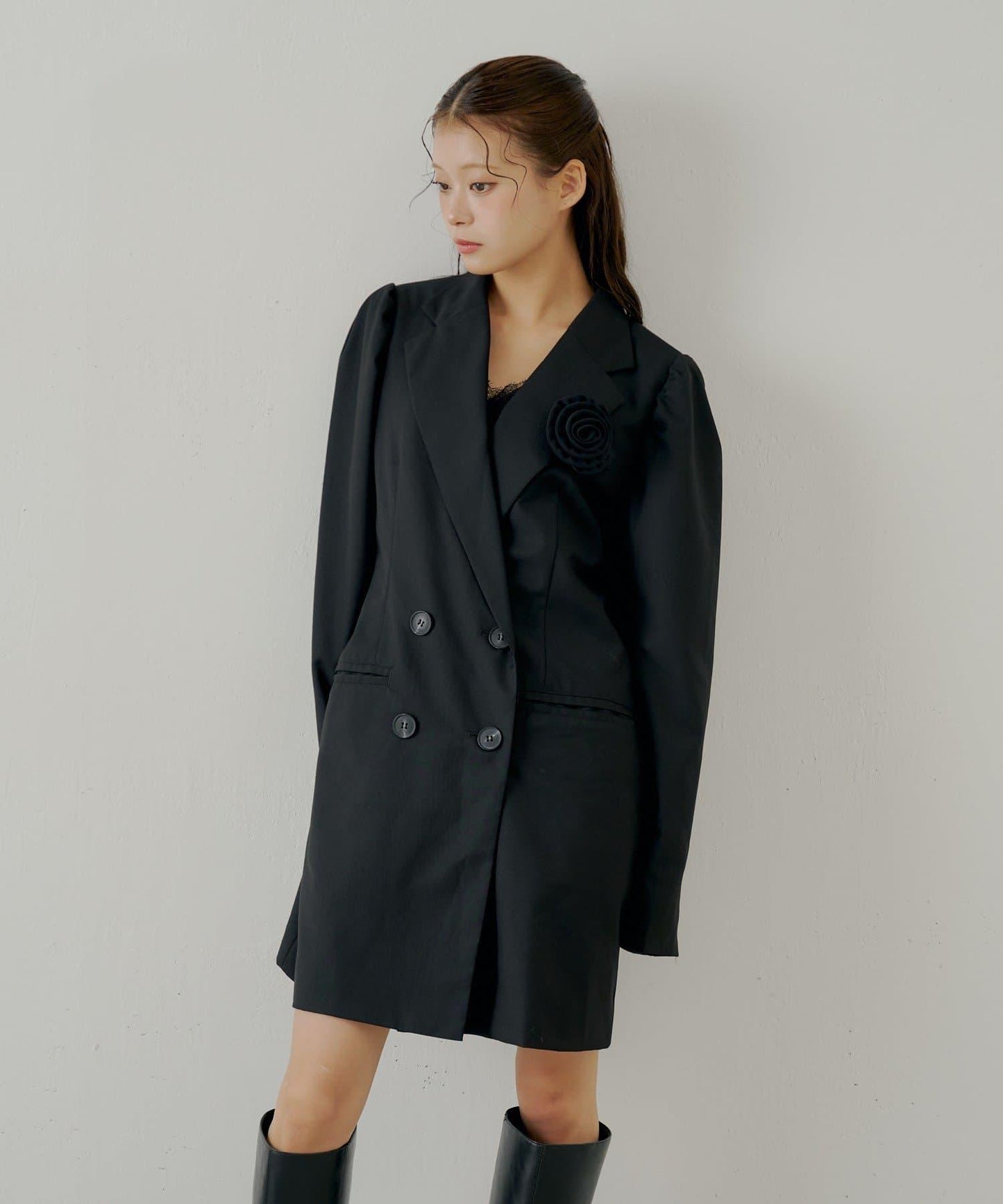 【Chico】帶玫瑰花胸針的蓬鬆長款夾克