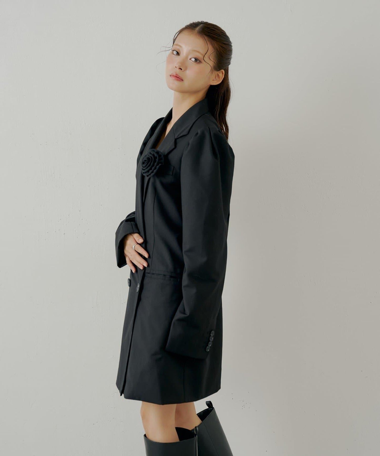 【Chico】帶玫瑰花胸針的蓬鬆長款夾克