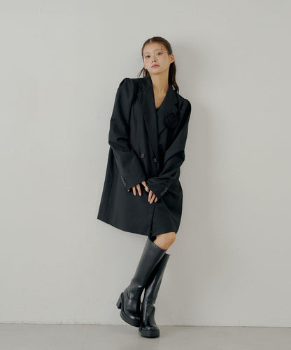 【Chico】帶玫瑰花胸針的蓬鬆長款夾克