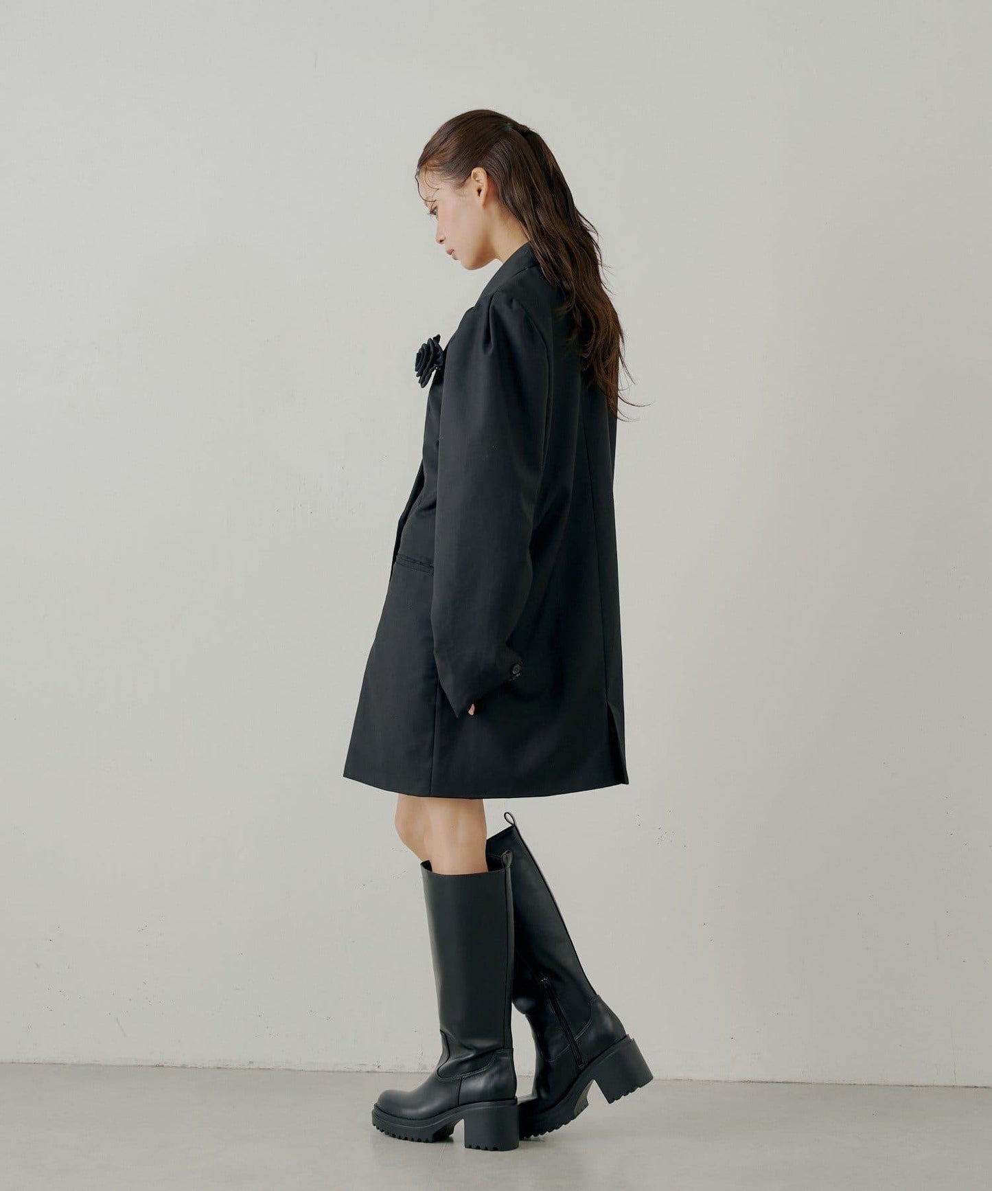 【Chico】帶玫瑰花胸針的蓬鬆長款夾克