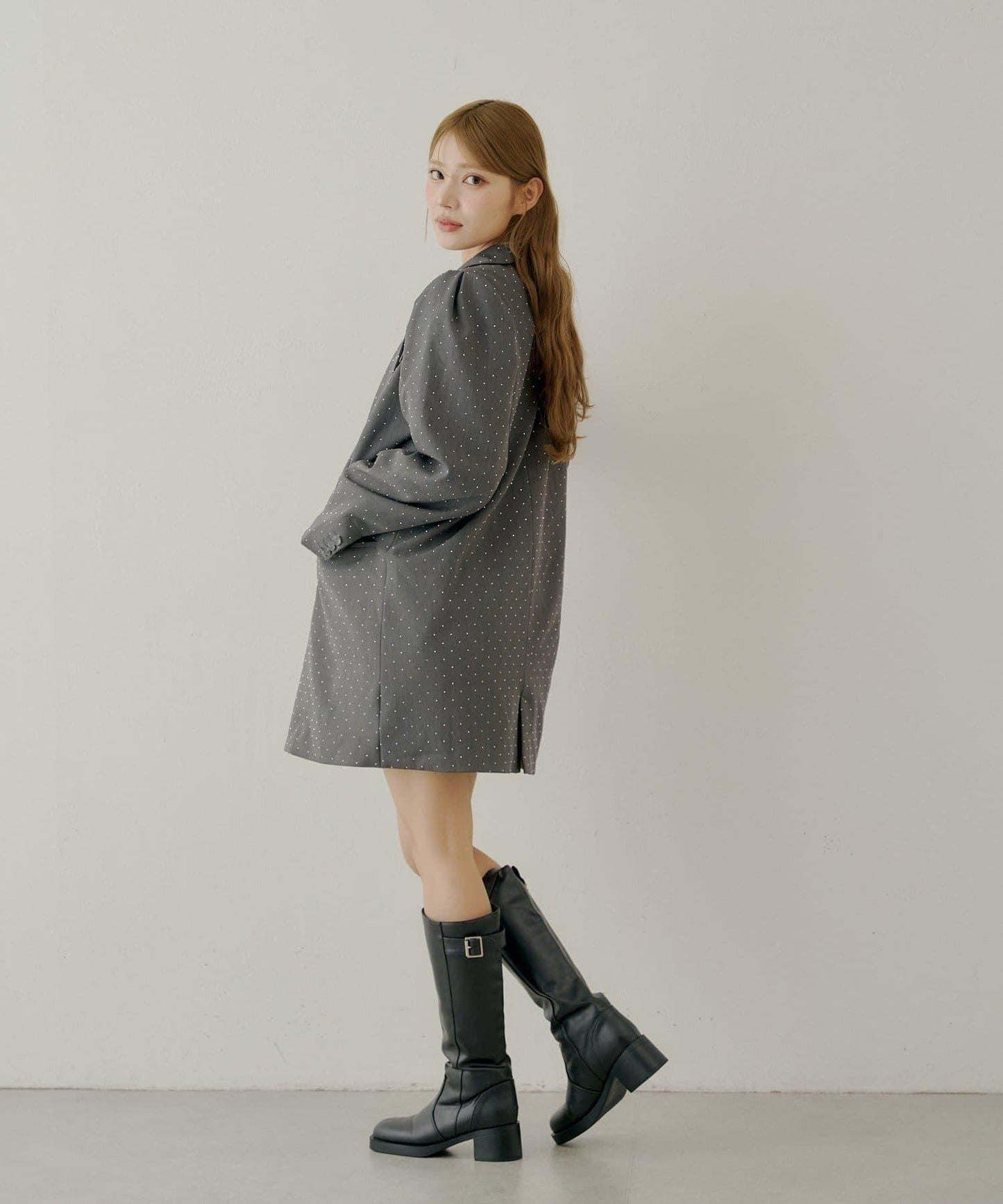 【Chico】帶玫瑰花胸針的蓬鬆長款夾克