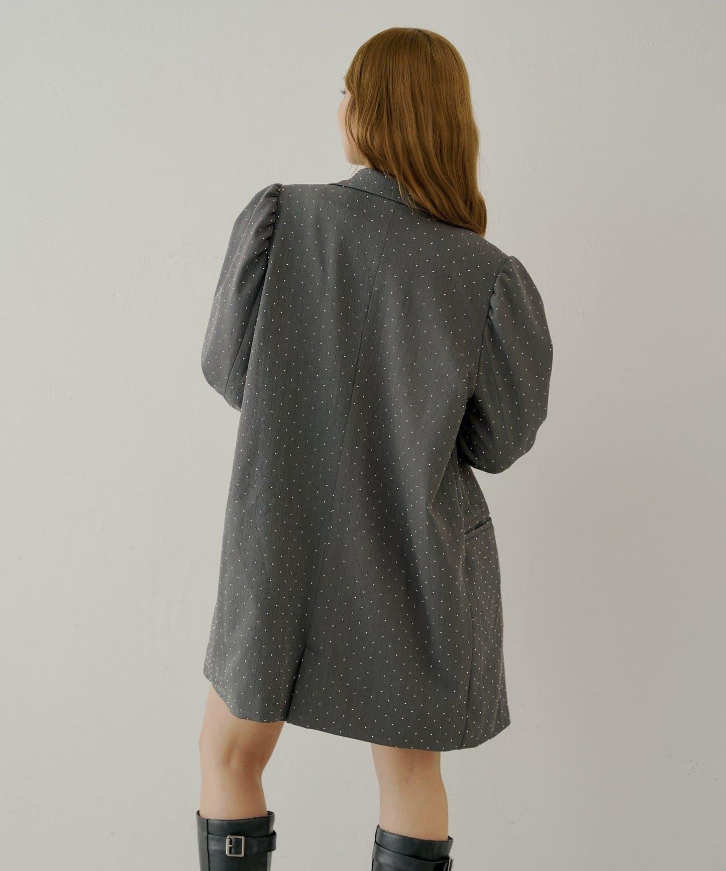 【Chico】帶玫瑰花胸針的蓬鬆長款夾克