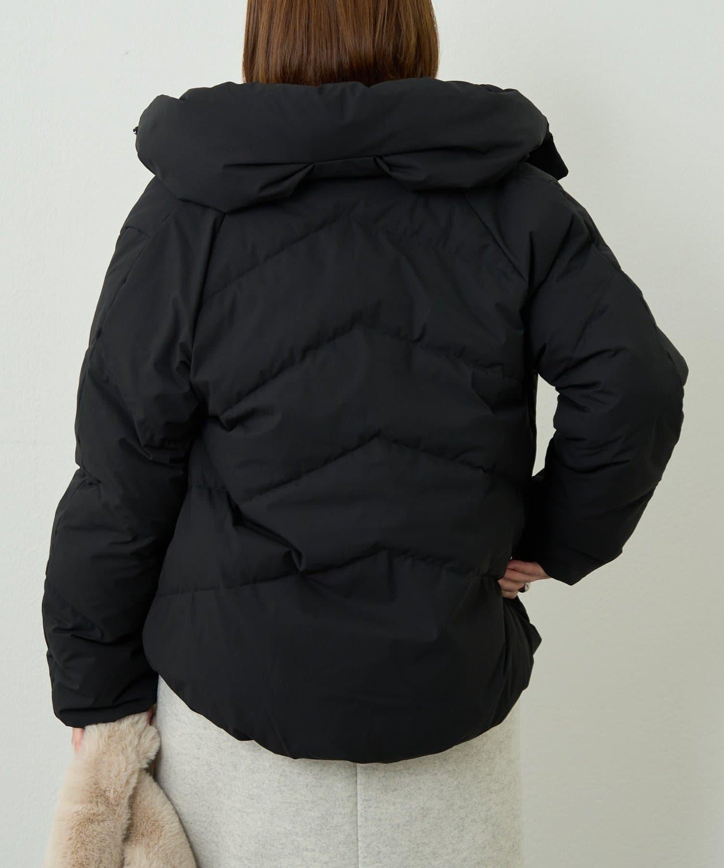 輕盈易穿彈力高領純羽絨服