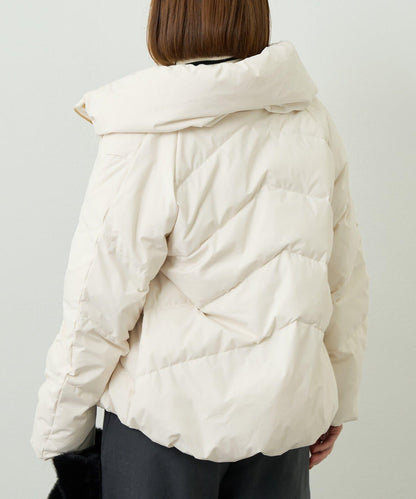 輕盈易穿彈力高領純羽絨服