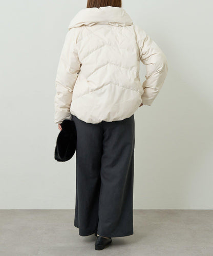 輕盈易穿彈力高領純羽絨服