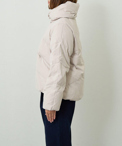 輕盈易穿彈力高領純羽絨服