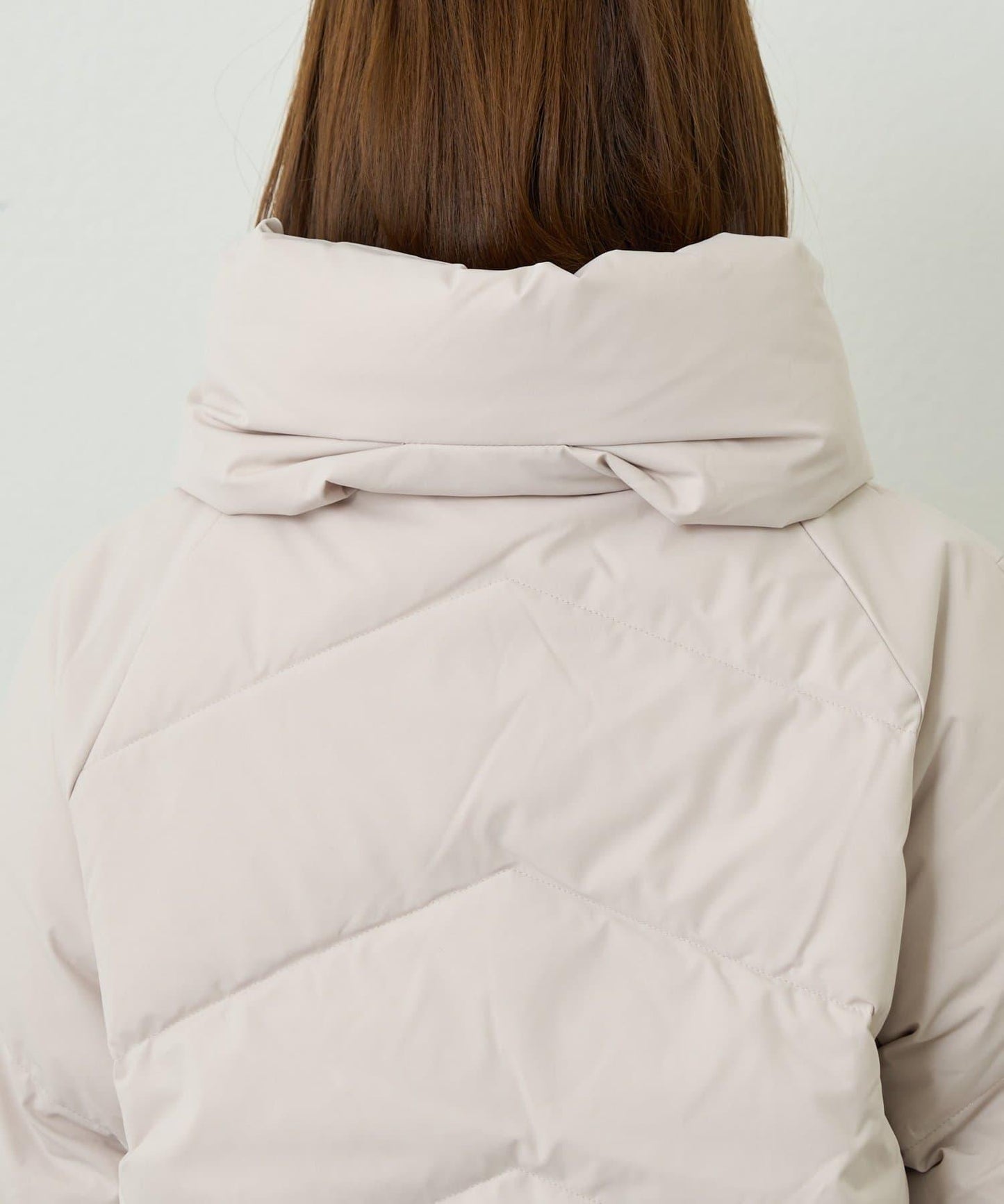 輕盈易穿彈力高領純羽絨服