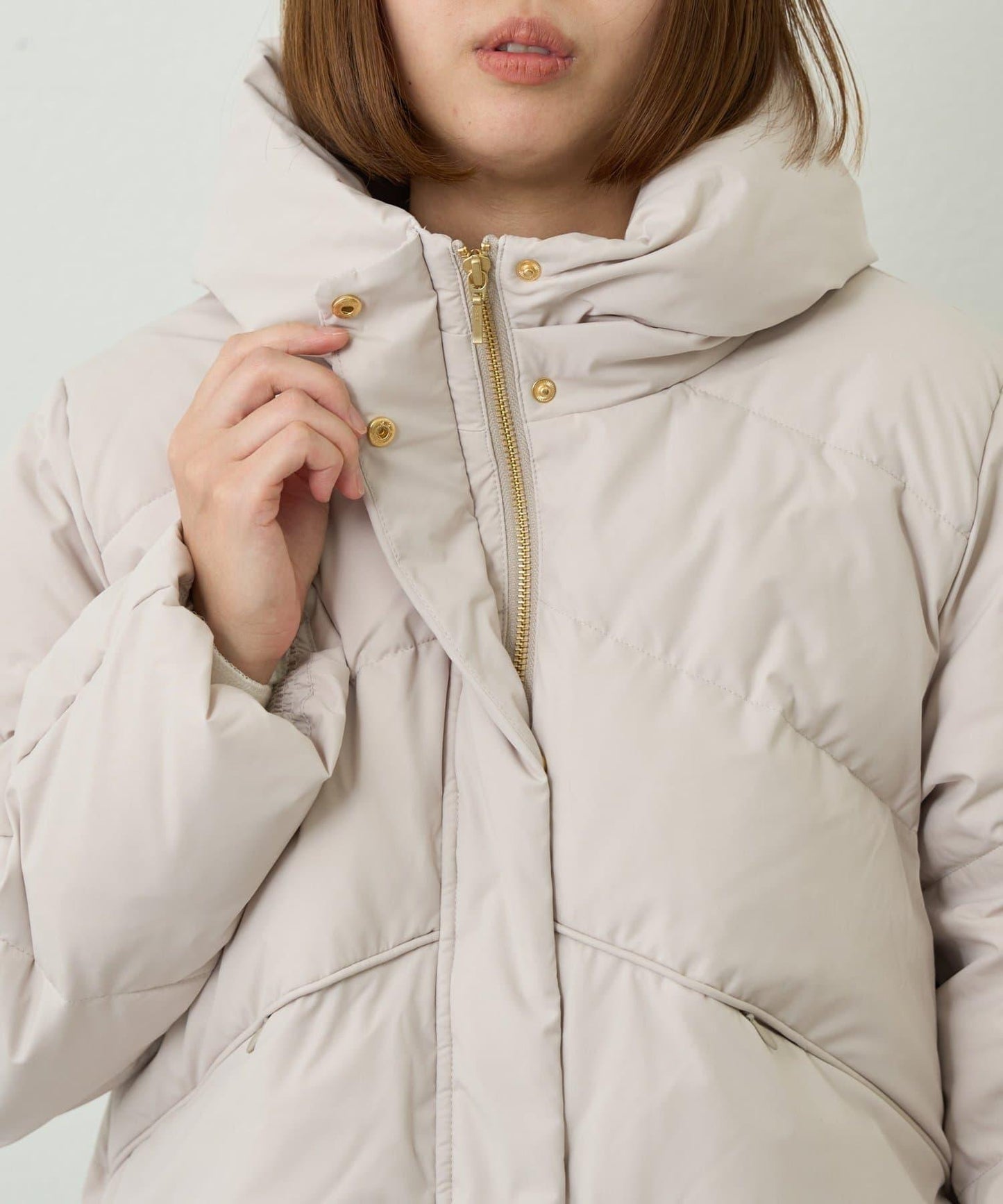 輕盈易穿彈力高領純羽絨服