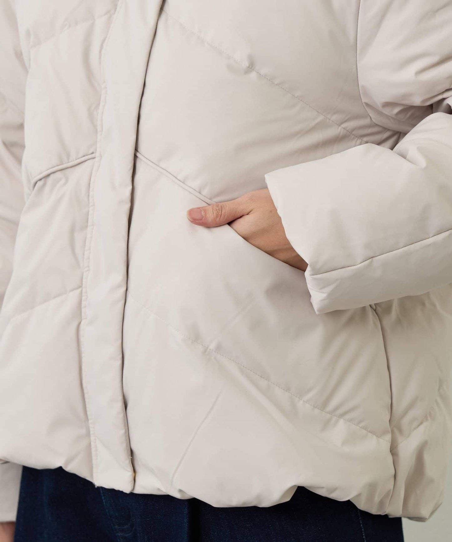 輕盈易穿彈力高領純羽絨服