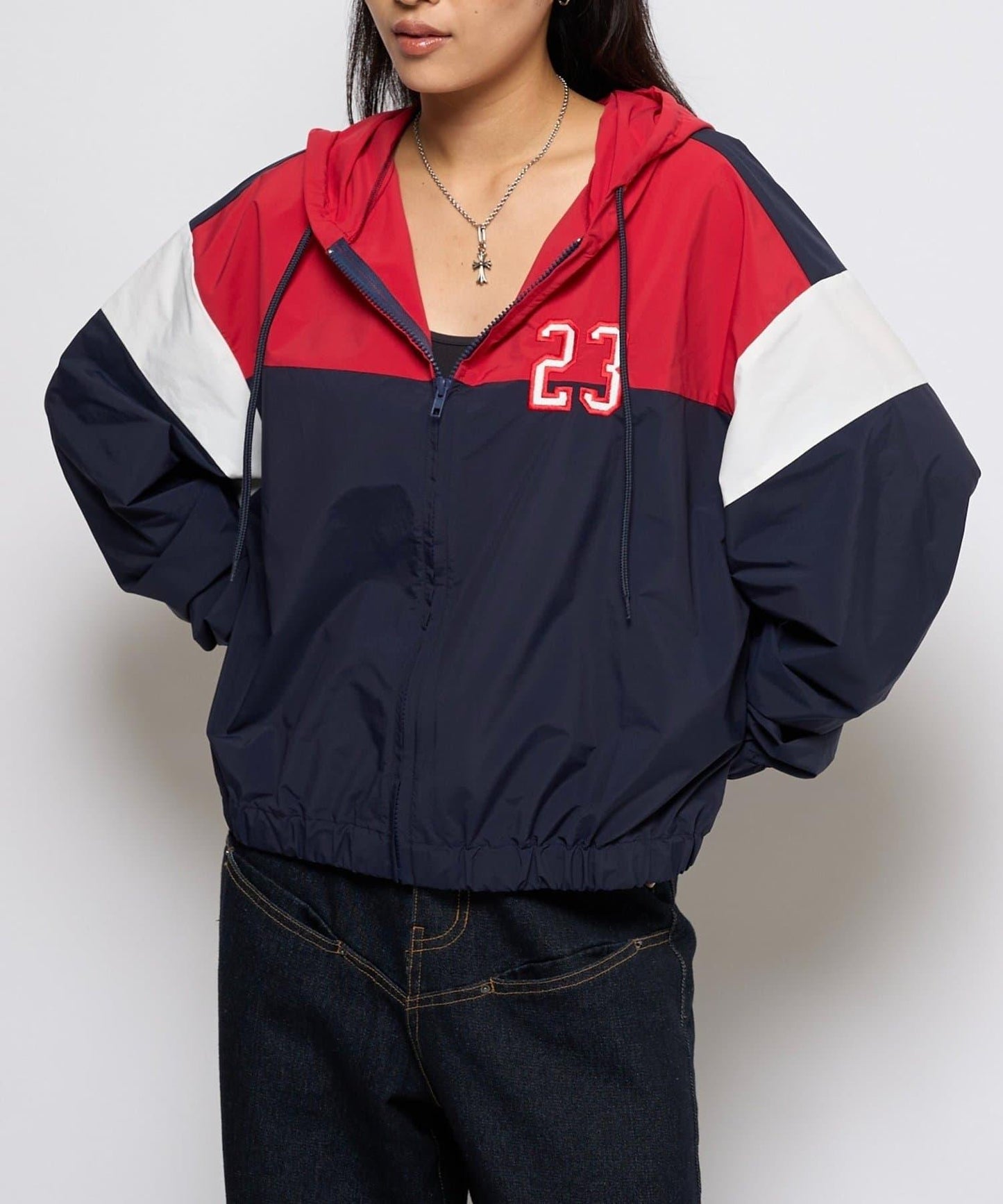 【WHO'S WHO gallery】數字印花尼龍連帽外套