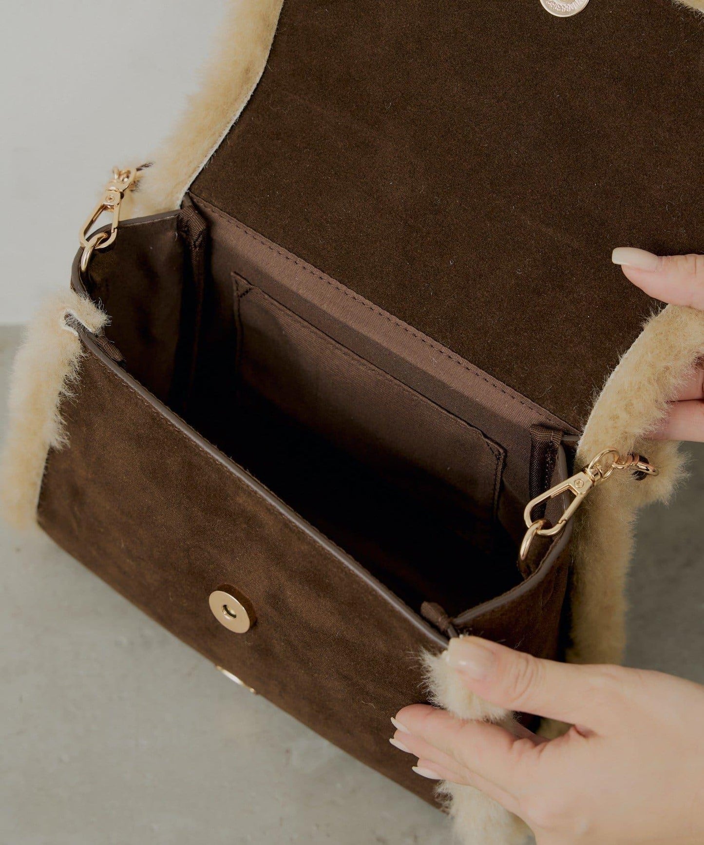 毛絨手柄翻蓋包