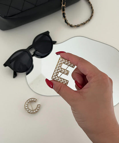 字母標誌胸針