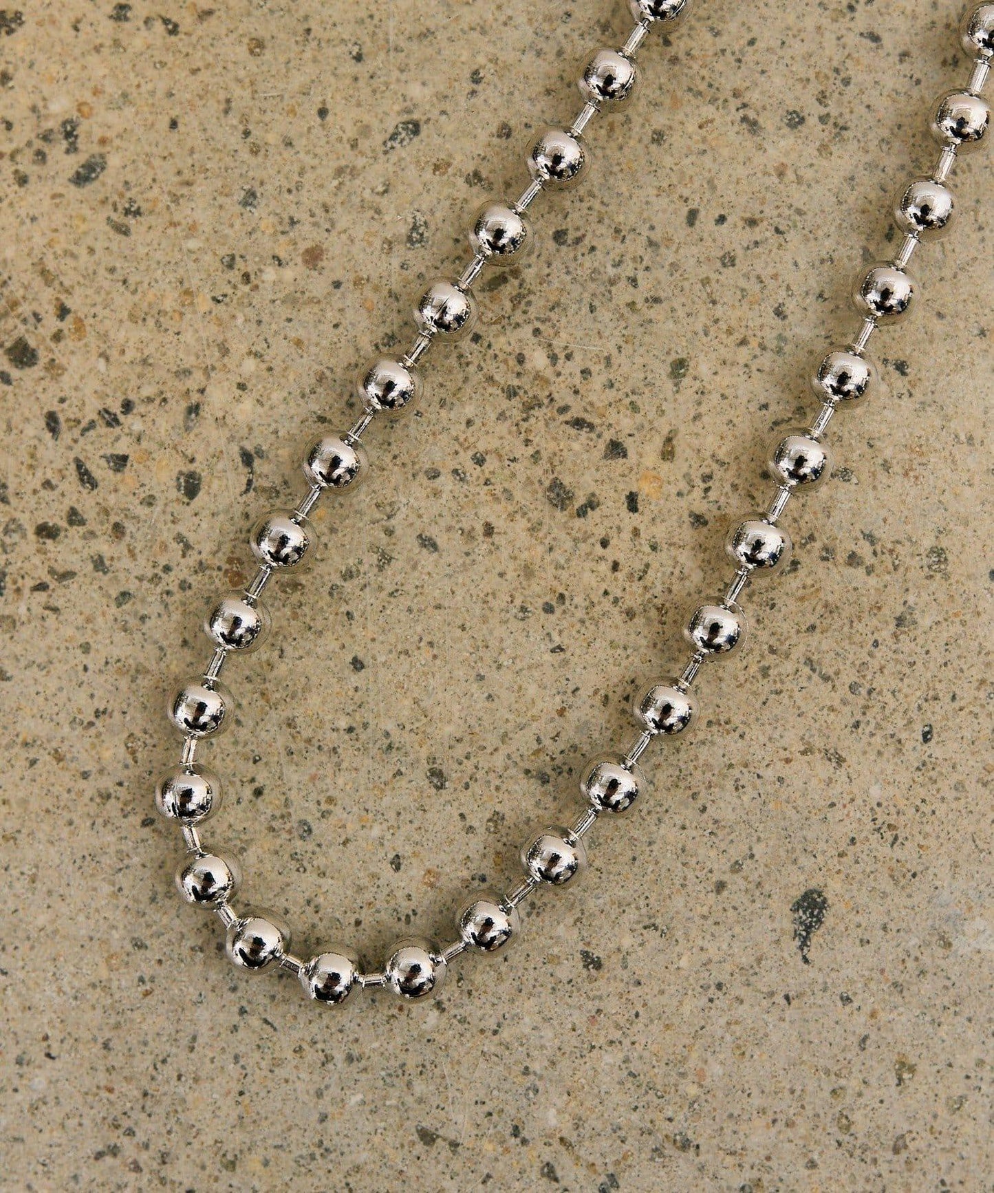 ボールチェーンネックレス