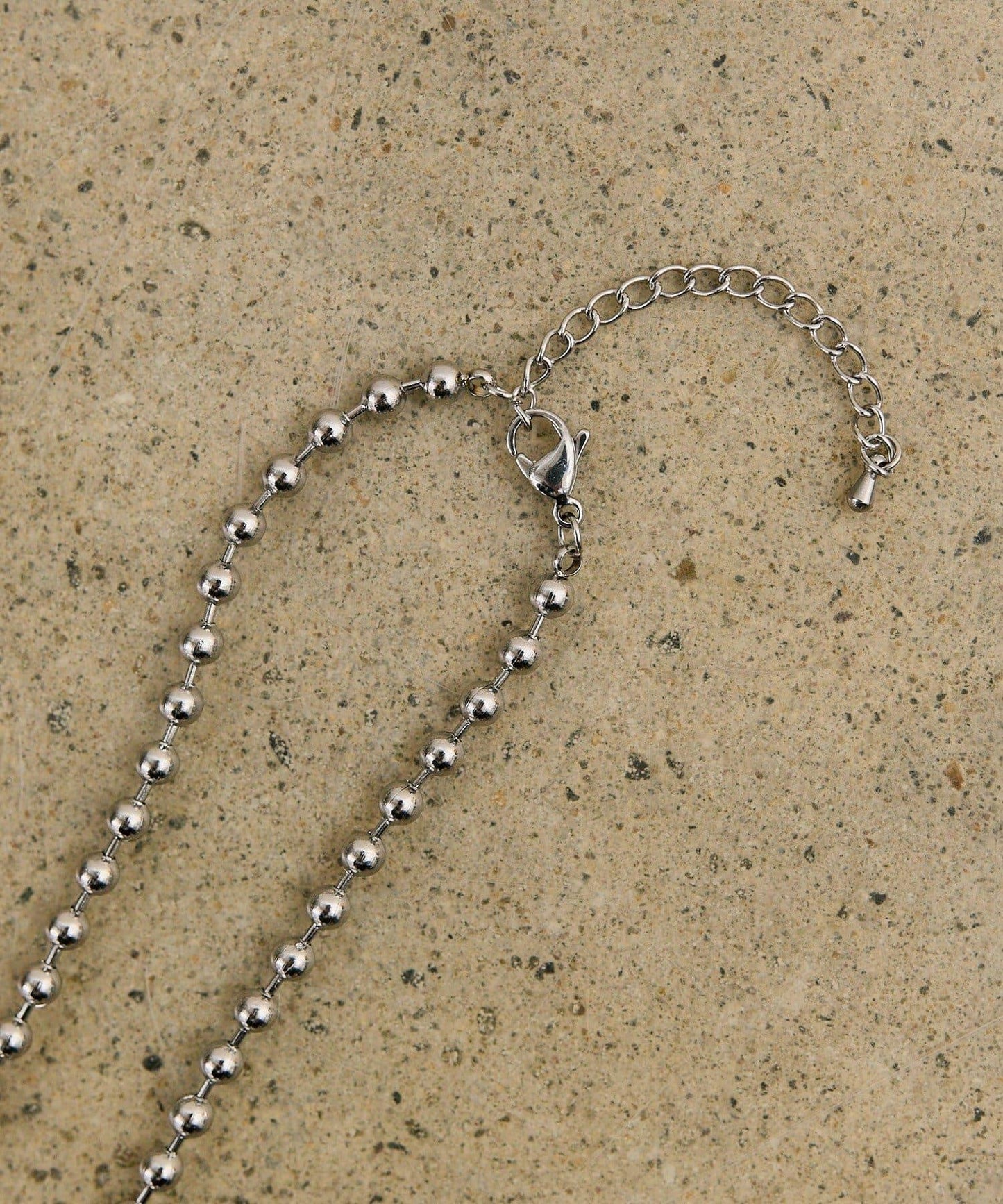 ボールチェーンネックレス