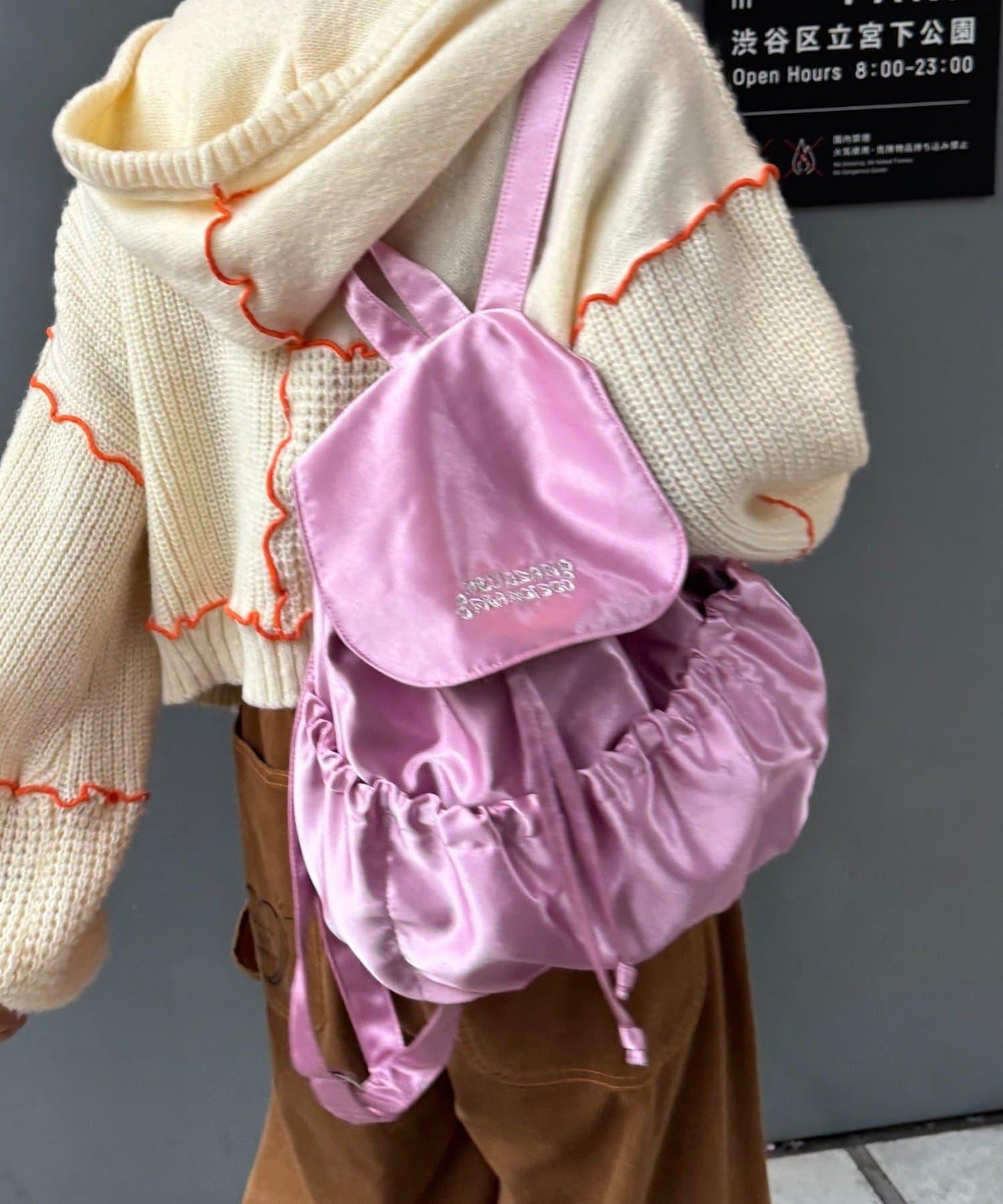 H.S徽標刺繡緞面雙肩包