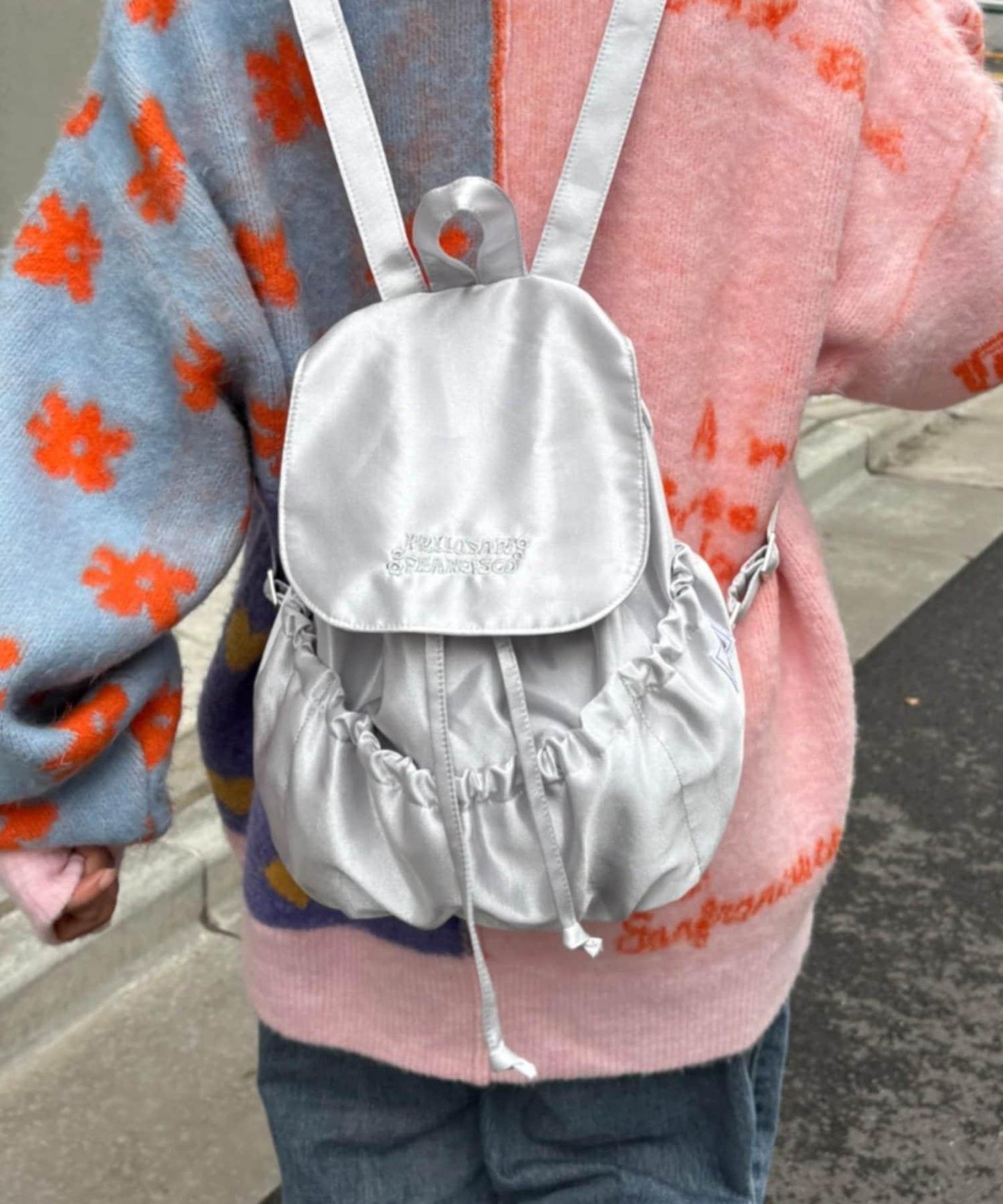 H.S徽標刺繡緞面雙肩包