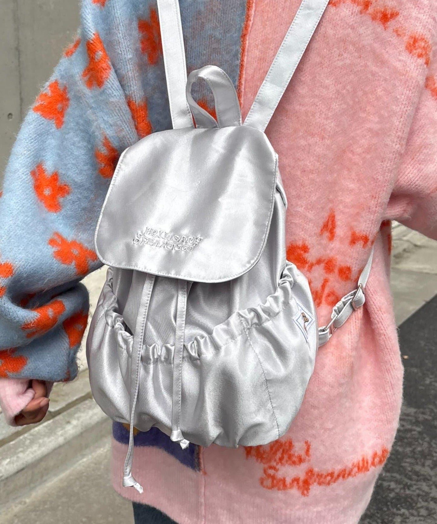 H.S徽標刺繡緞面雙肩包