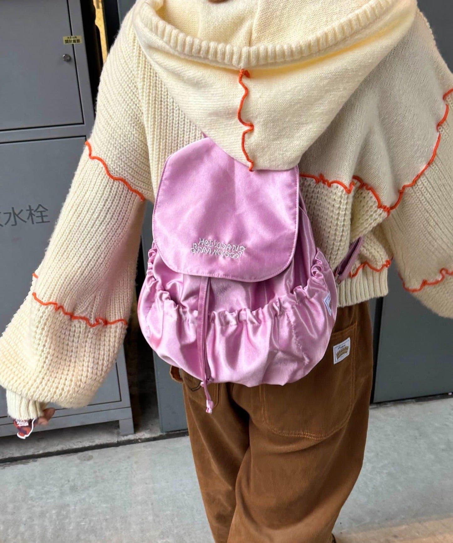 ★【HELLO.SANFRANCISCO/ハローサンフランシスコ】標誌刺繡緞面雙肩包