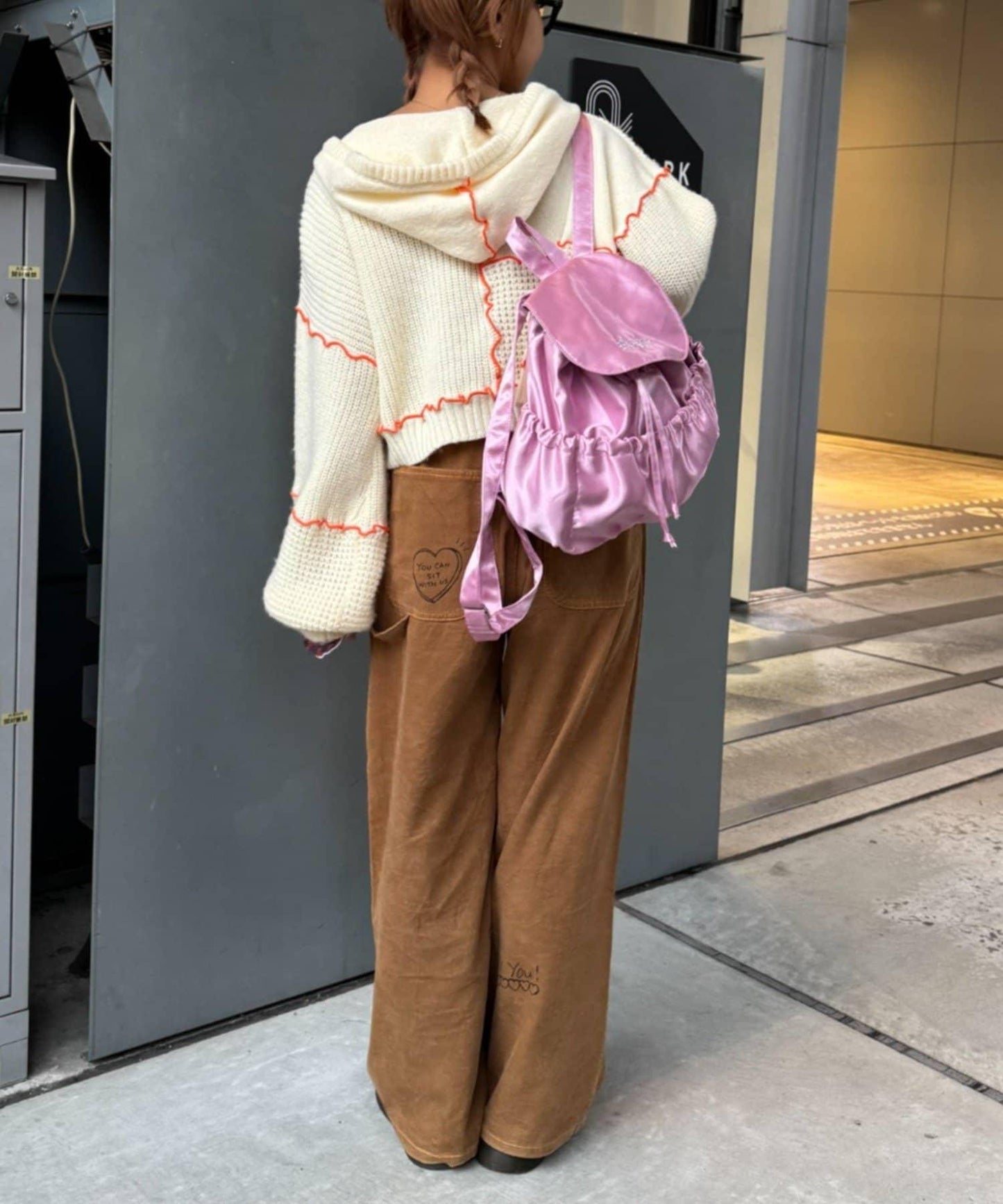 H.S徽標刺繡緞面雙肩包