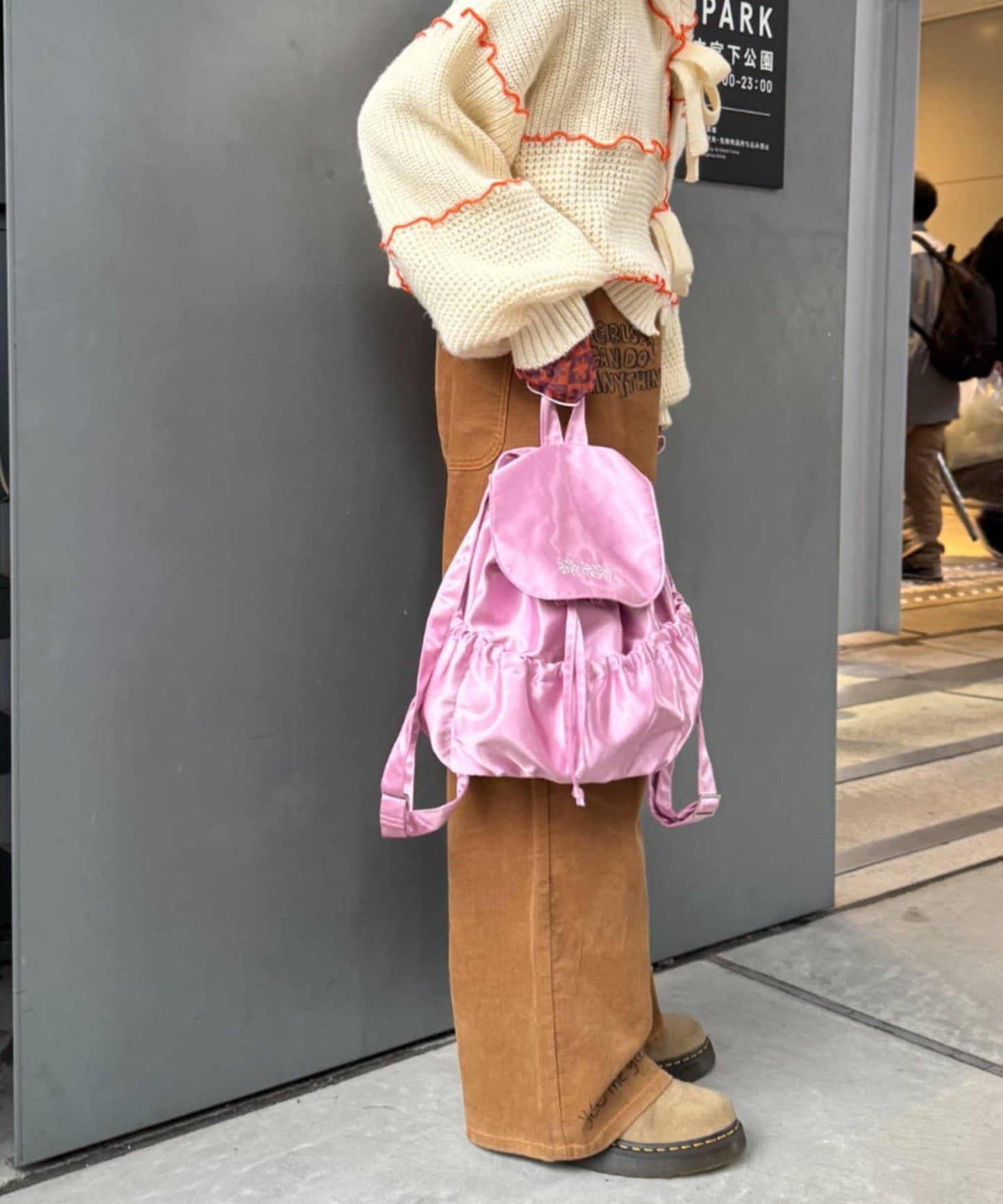 H.S徽標刺繡緞面雙肩包