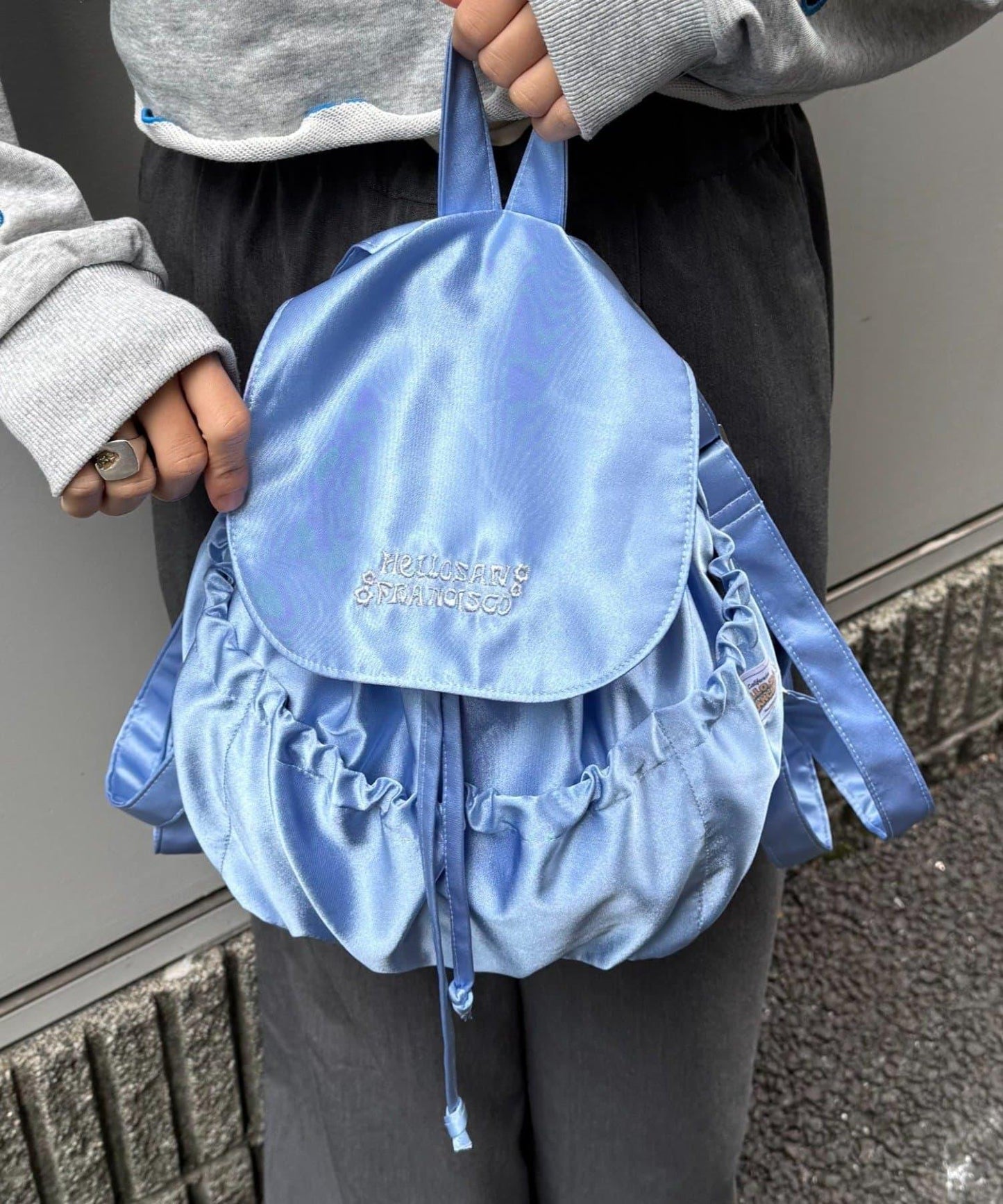 ★【HELLO.SANFRANCISCO/ハローサンフランシスコ】標誌刺繡緞面雙肩包