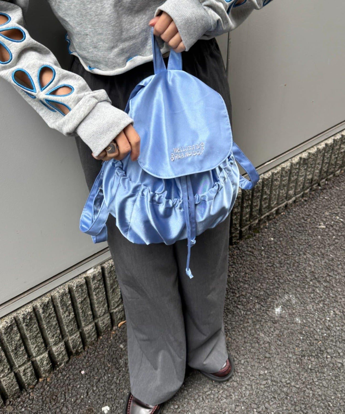 H.S徽標刺繡緞面雙肩包