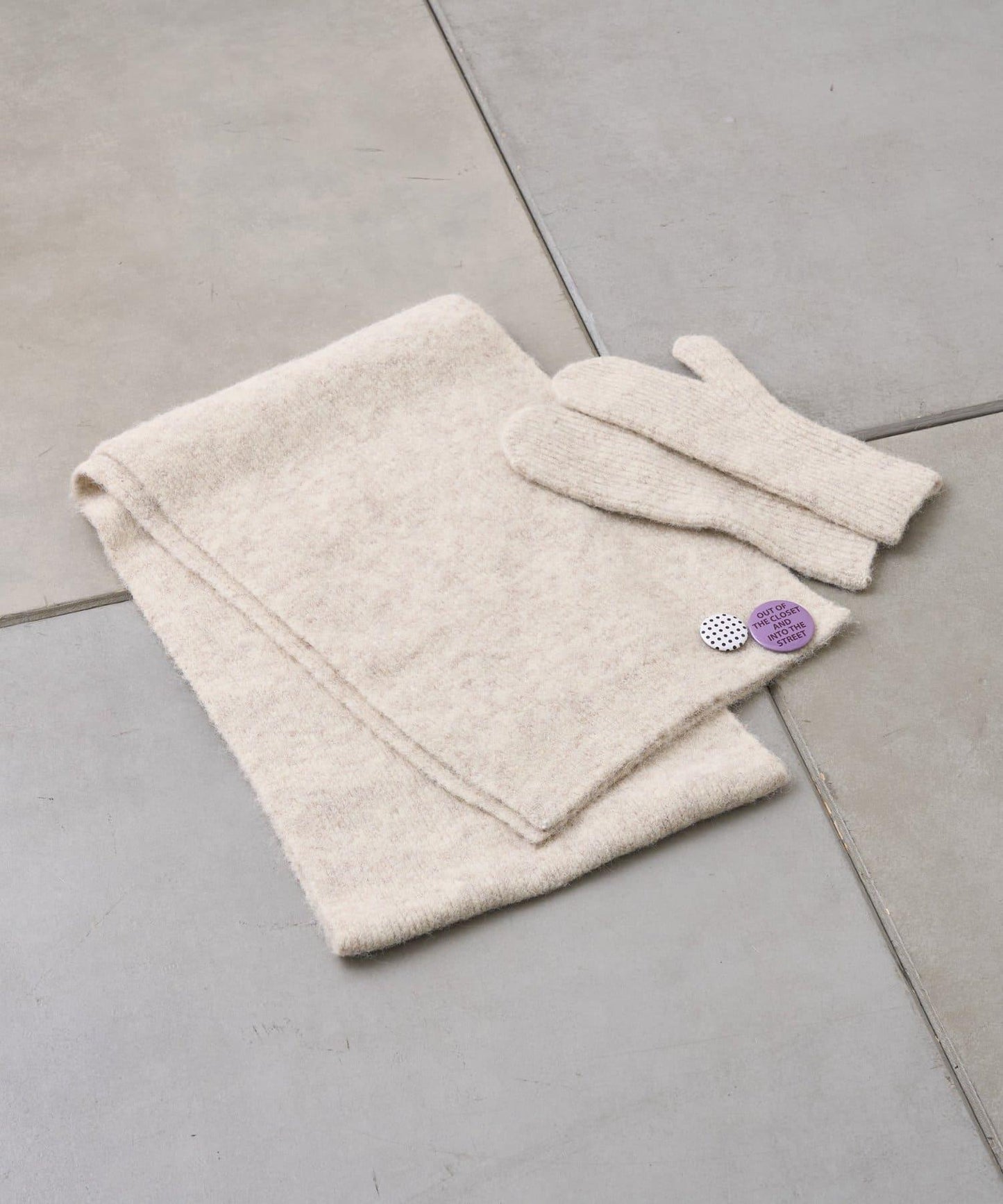 附徽章圍巾×手套三件套