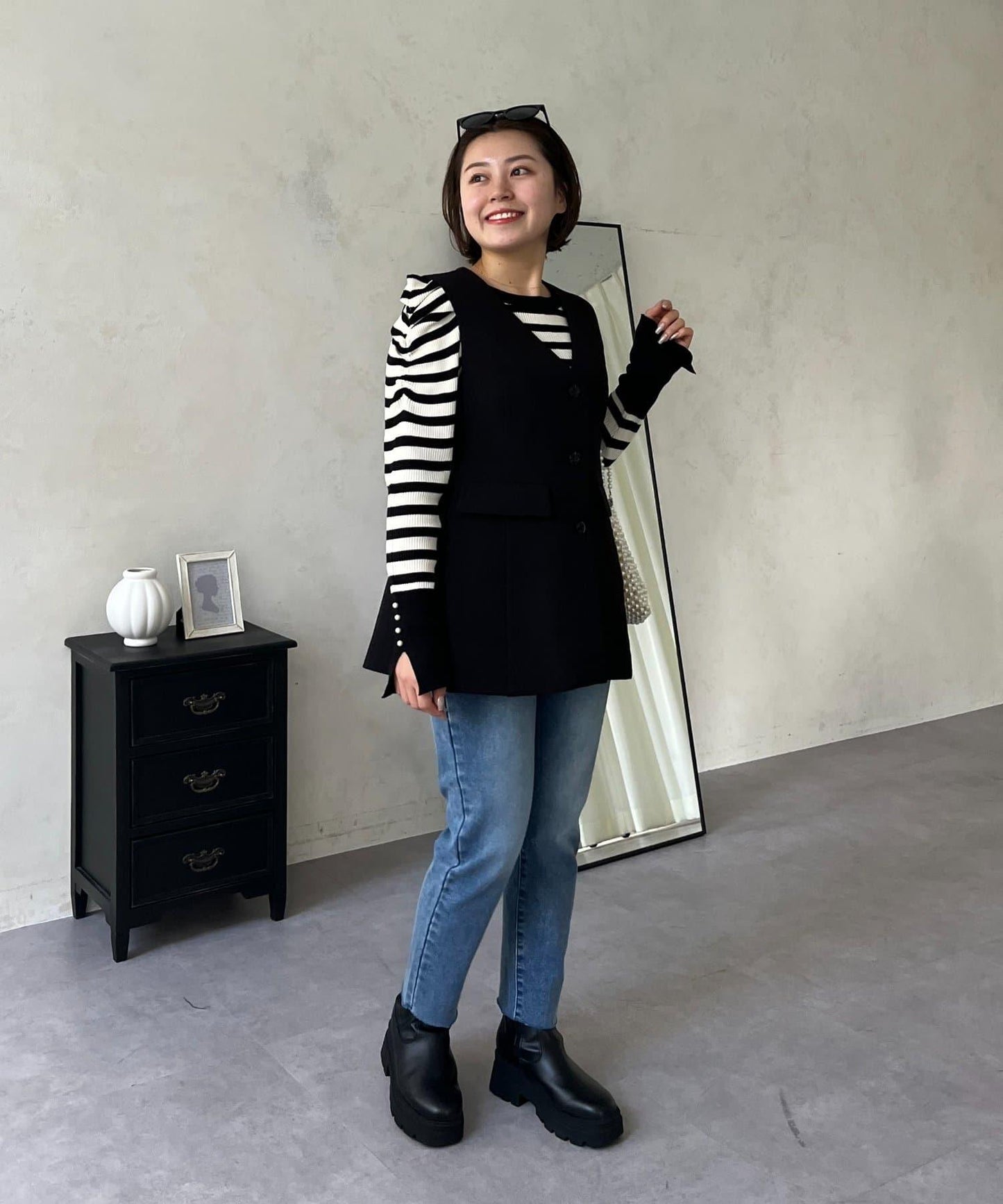 【MOMO】荷葉邊V領無袖外套