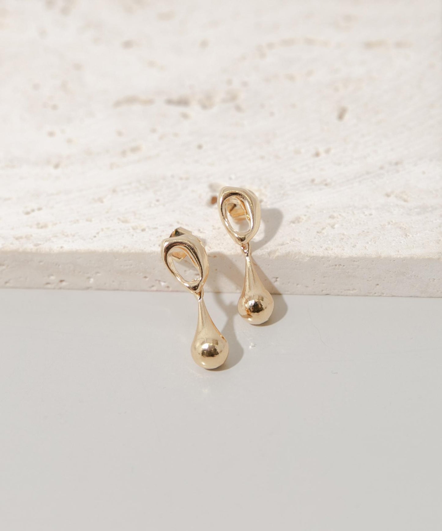 微光金屬圓環垂墜耳環