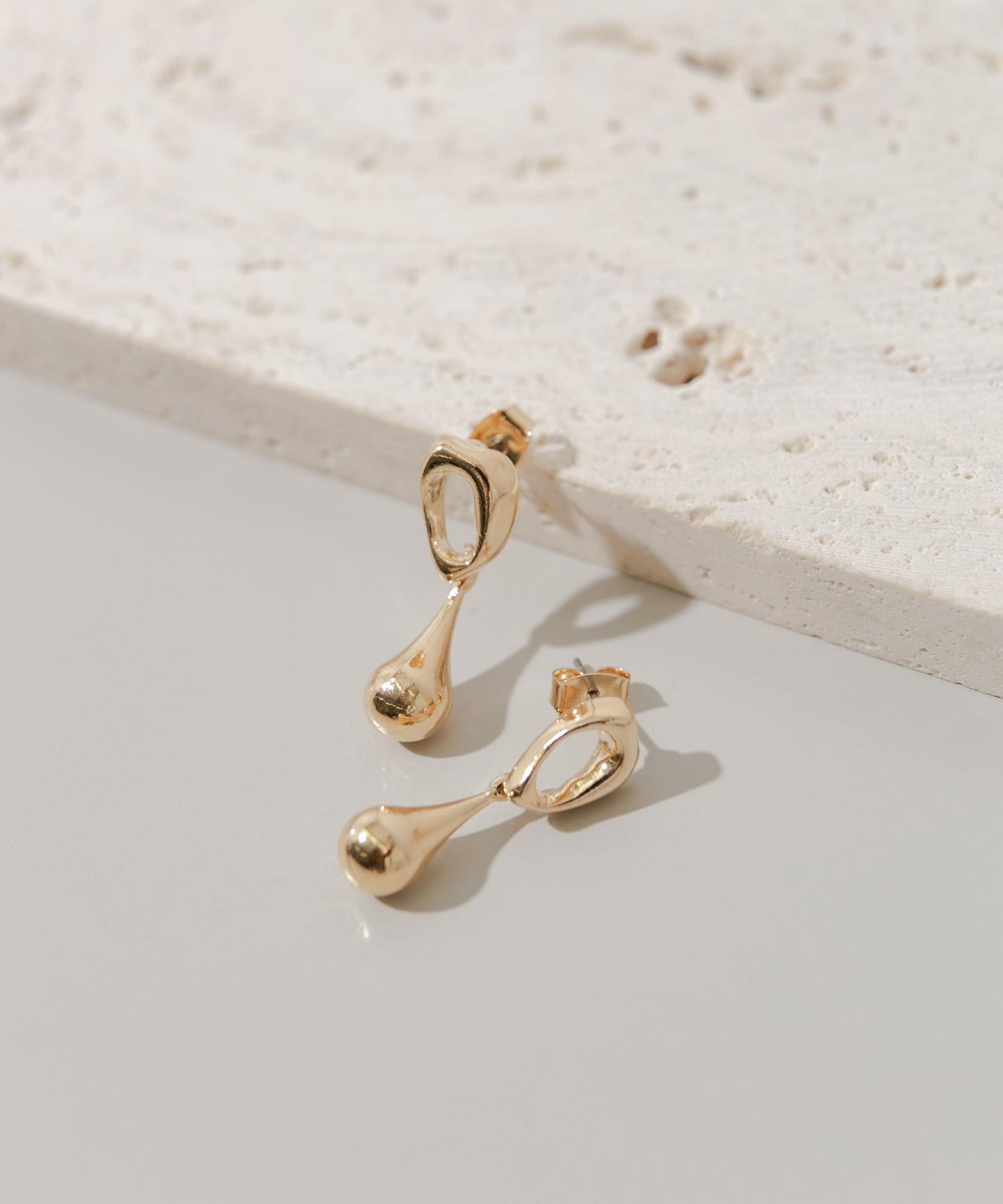 微光金屬圓環垂墜耳環