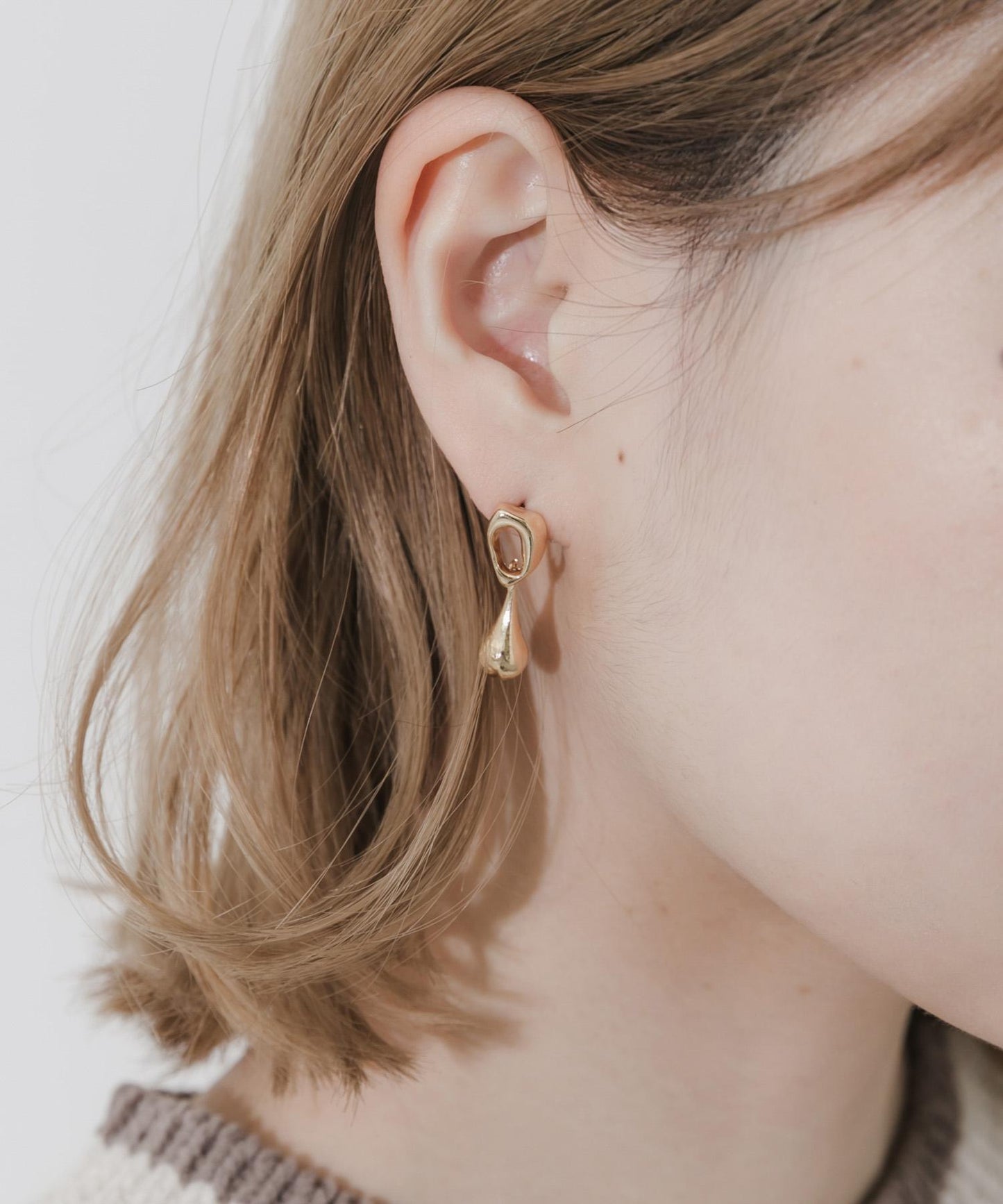 微光金屬圓環垂墜耳環