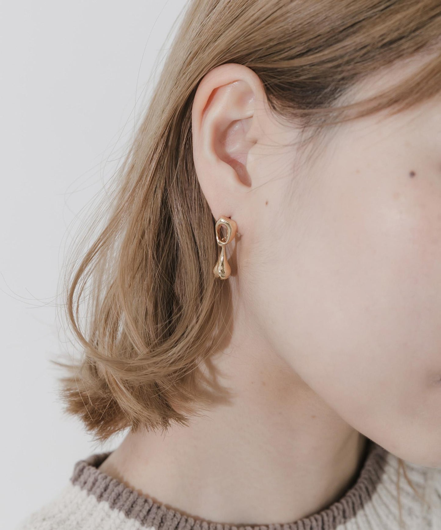 微光金屬圓環垂墜耳環