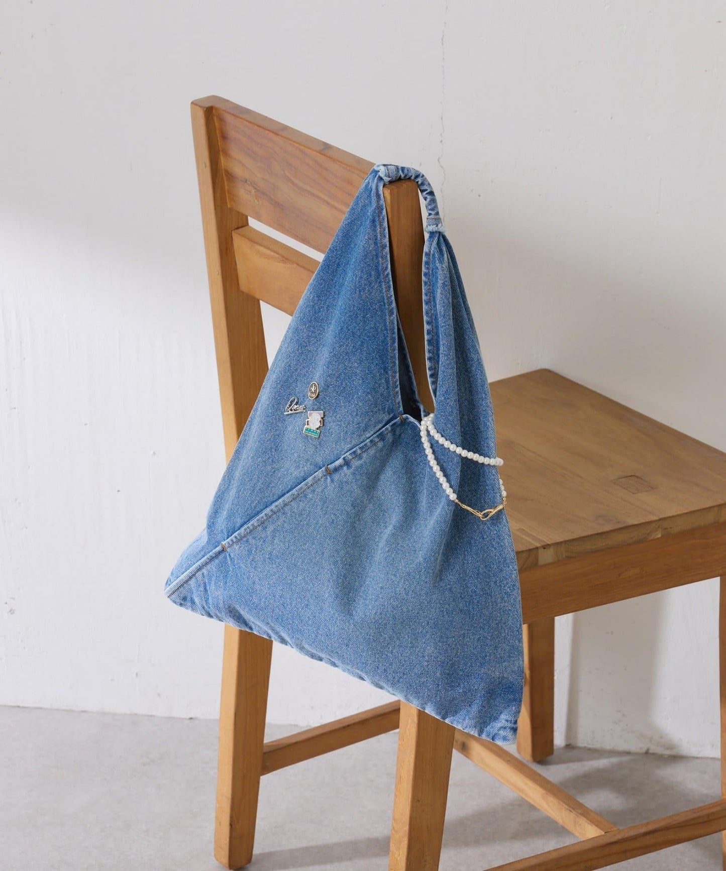 【附胸針】Q.anos 三角形牛仔包