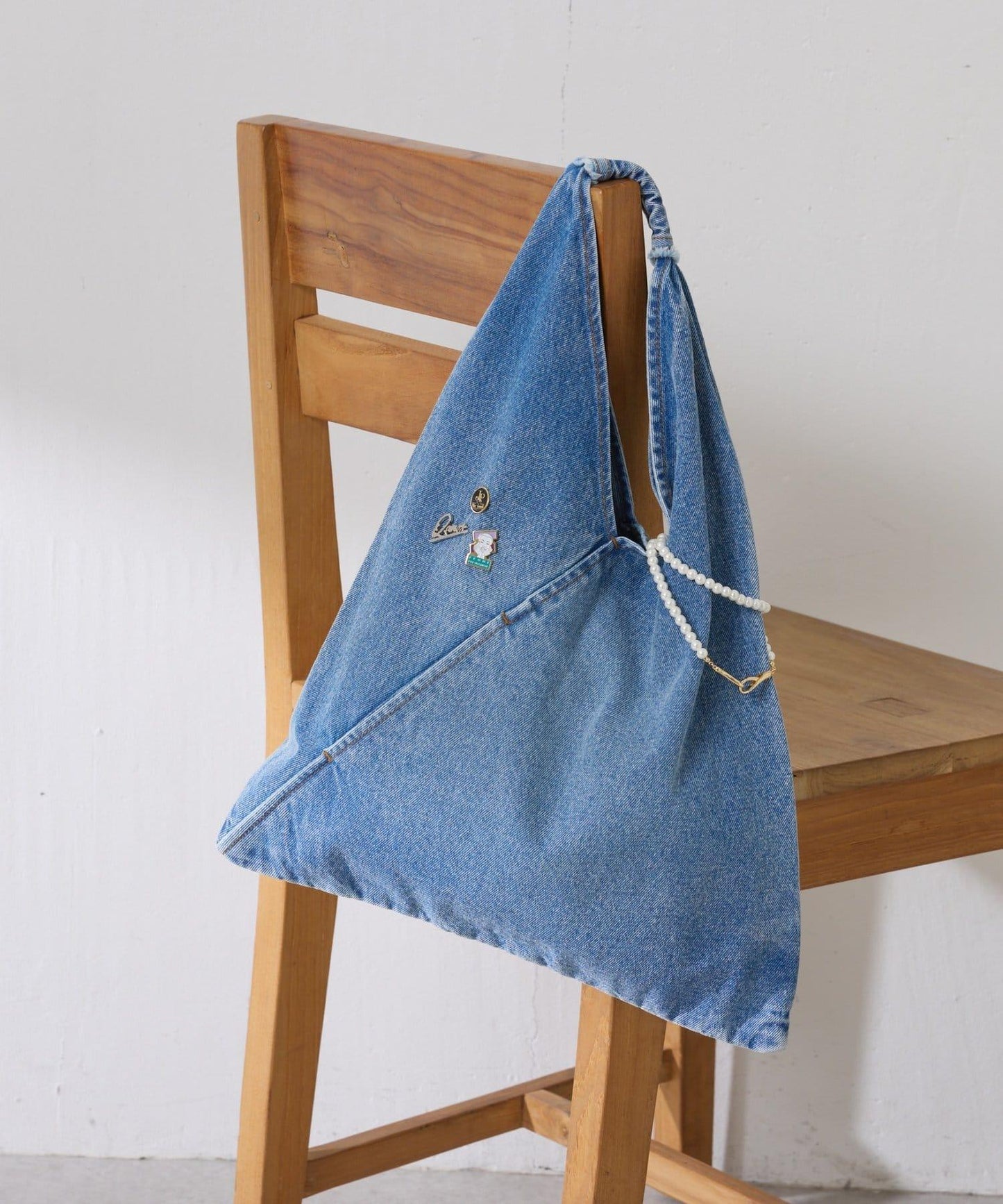 【附胸針】Q.anos 三角形牛仔包