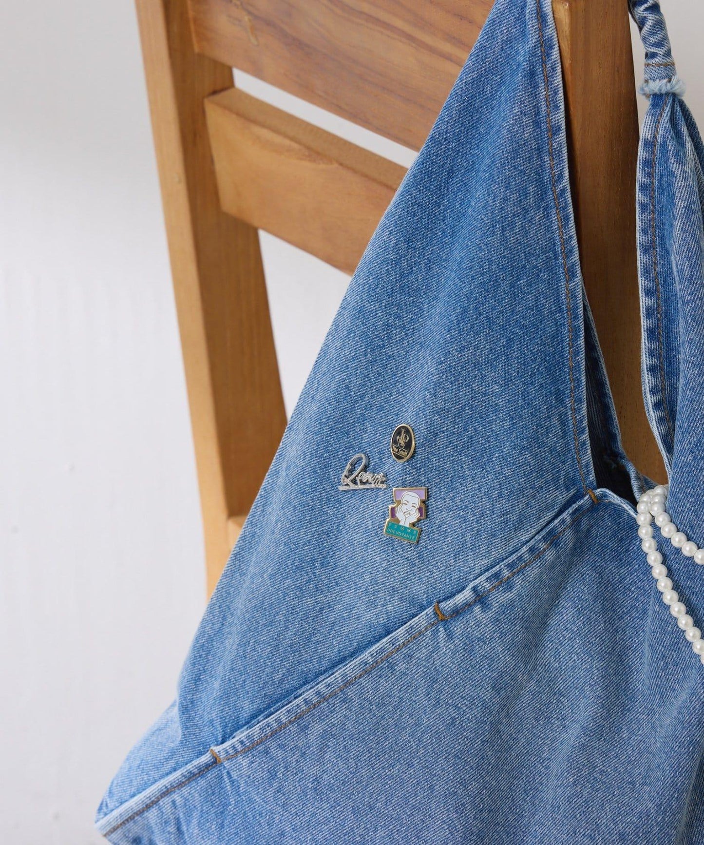 【附胸針】Q.anos 三角形牛仔包