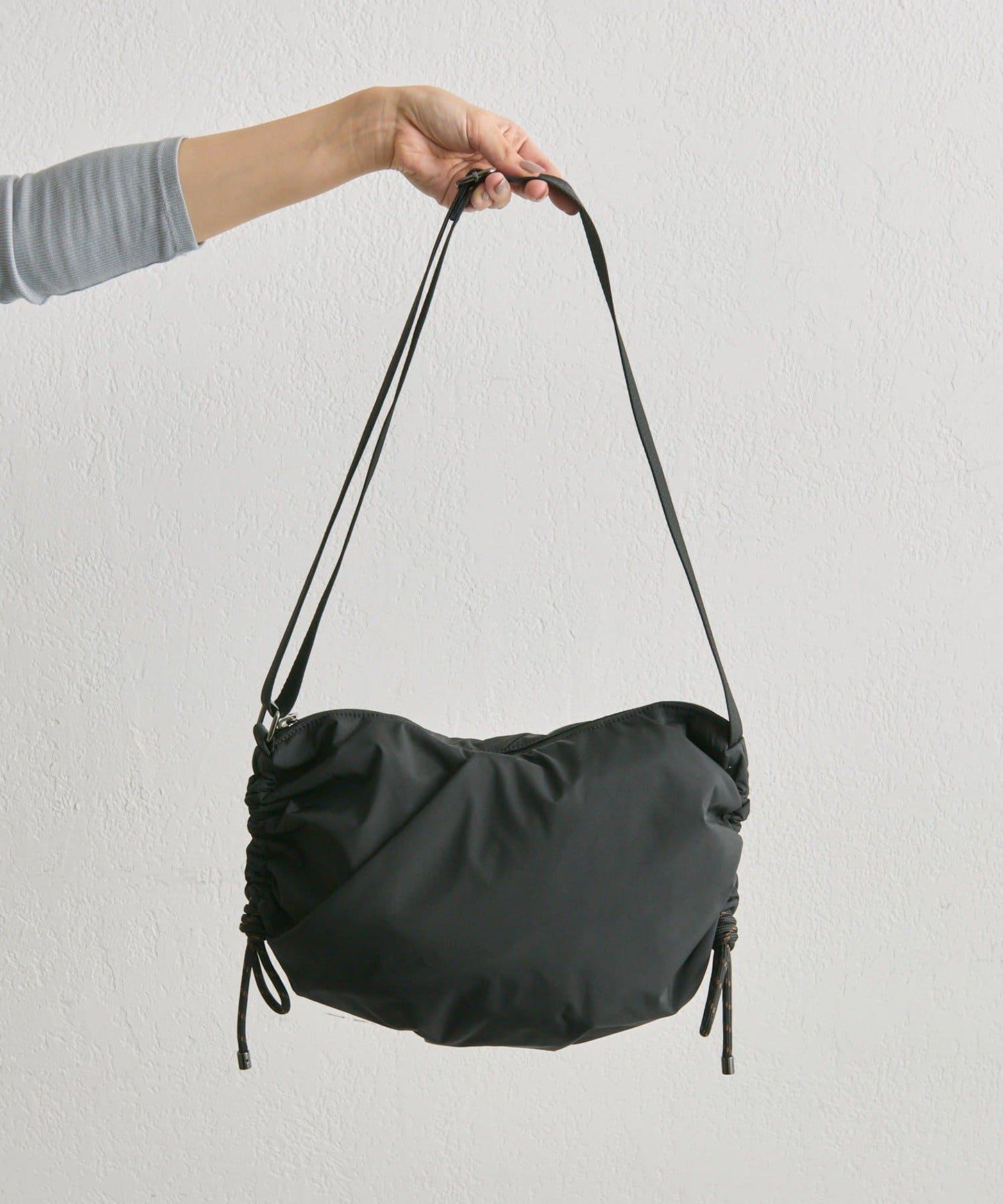 防潑水/超輕量300g抽繩單肩包