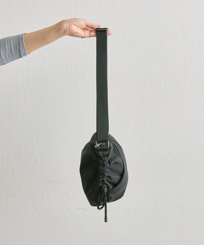 防潑水/超輕量300g抽繩單肩包