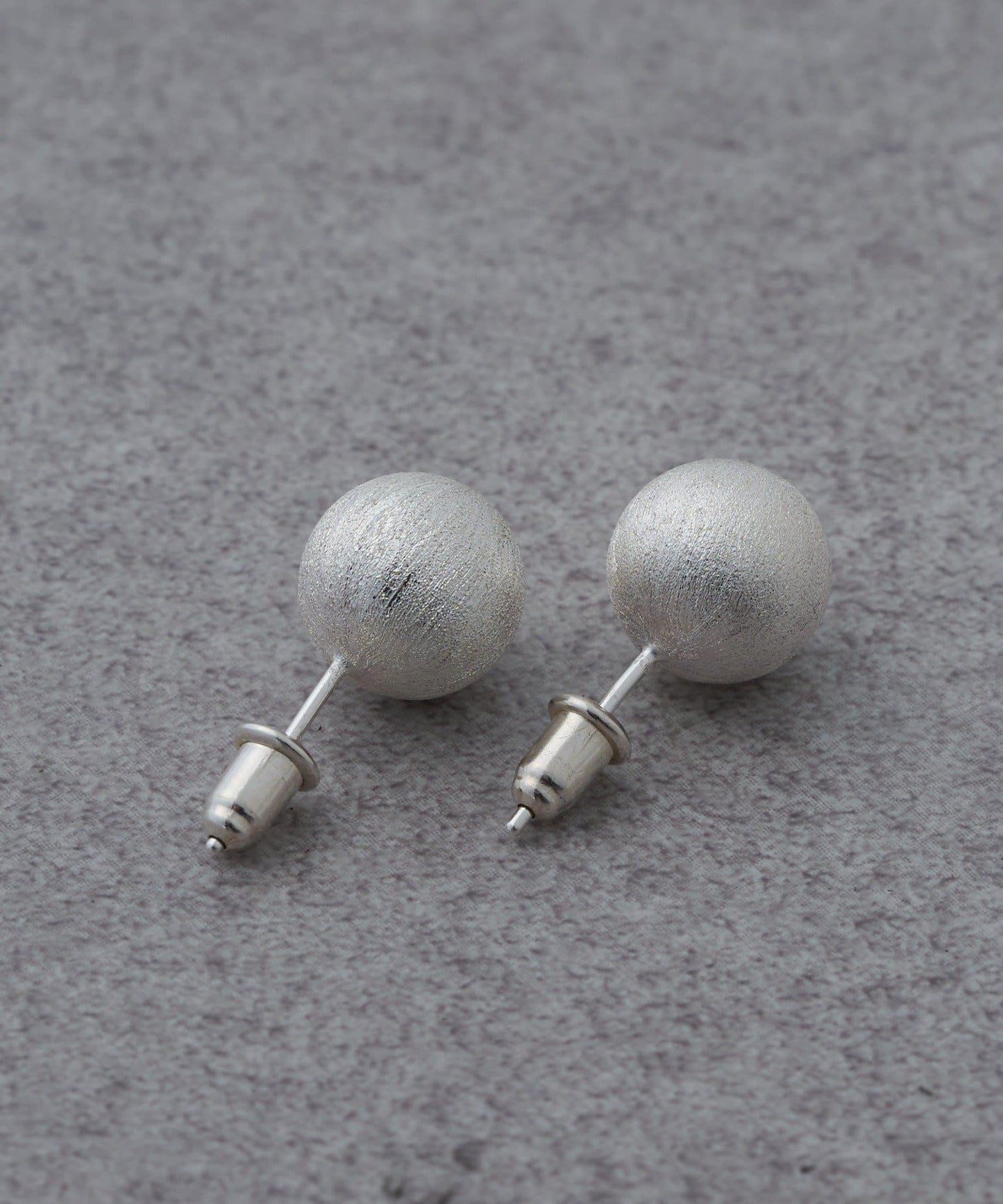 金屬圓球鉚釘耳環