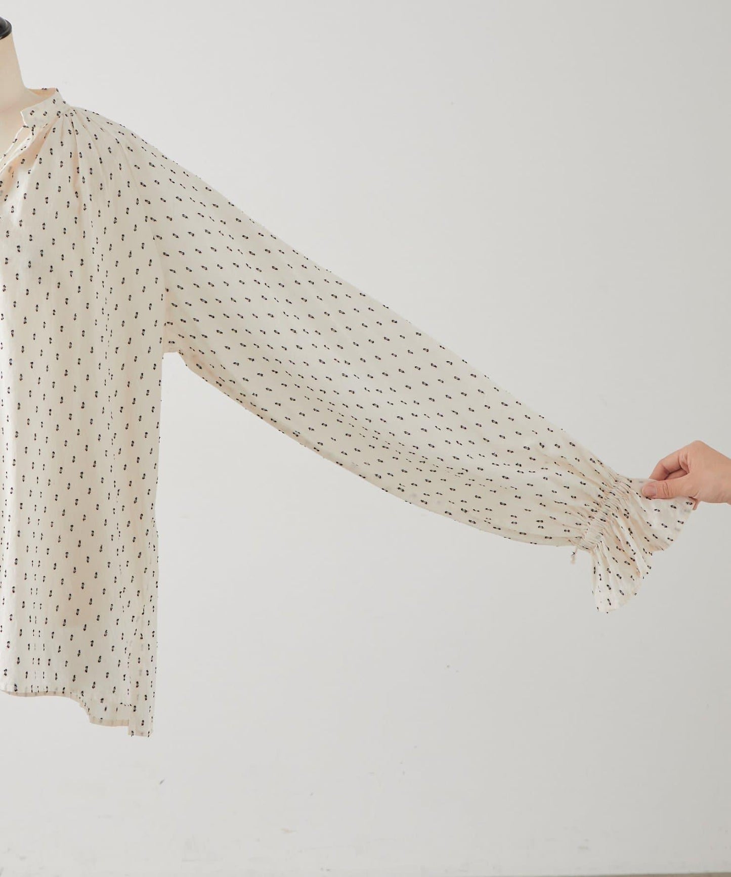 近日開始 小款提花襯衫